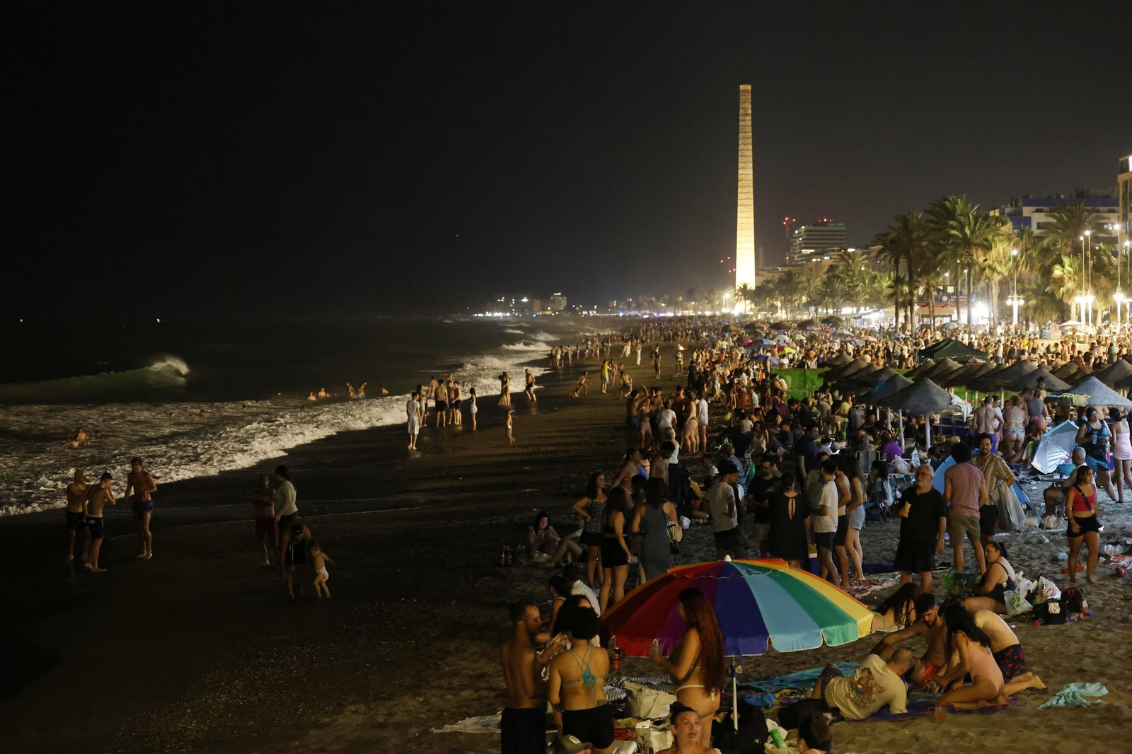 Así se vive la Noche de San Juan en la playa de la Malagueta de Málaga, en fotos