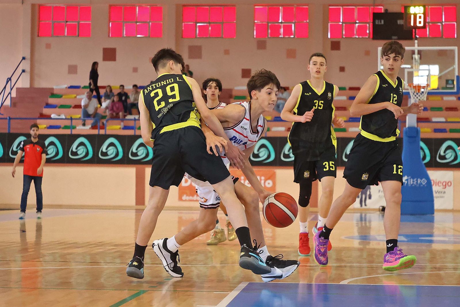 Imágenes de la jornada final del CADEBA infantil masculino de baloncesto en La Línea