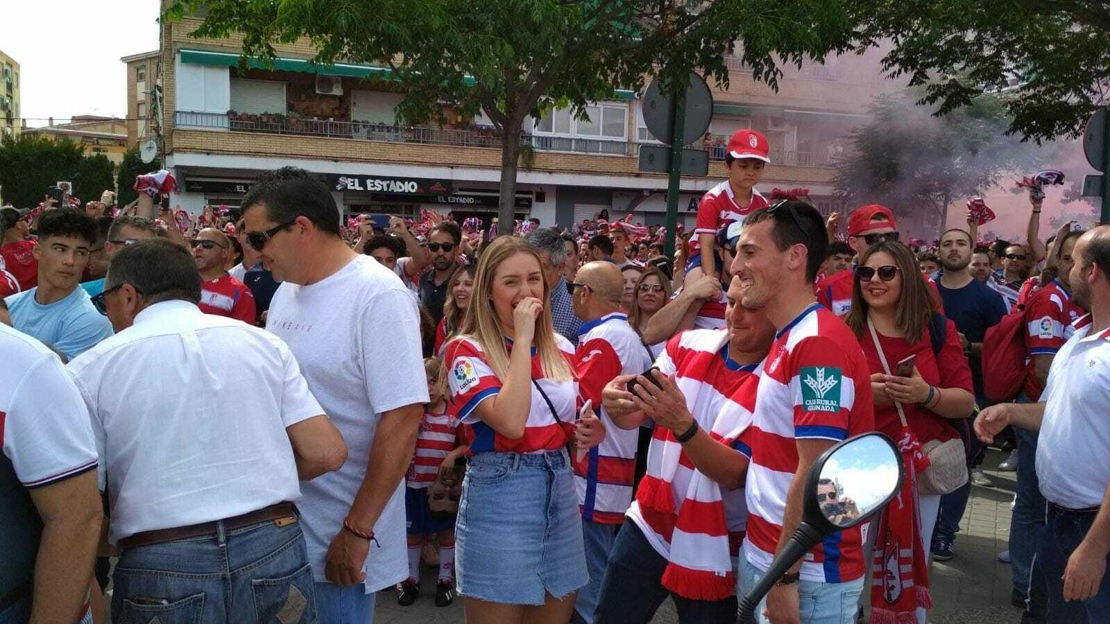 San Emeterio, con los aficionados que esperaban al Granada