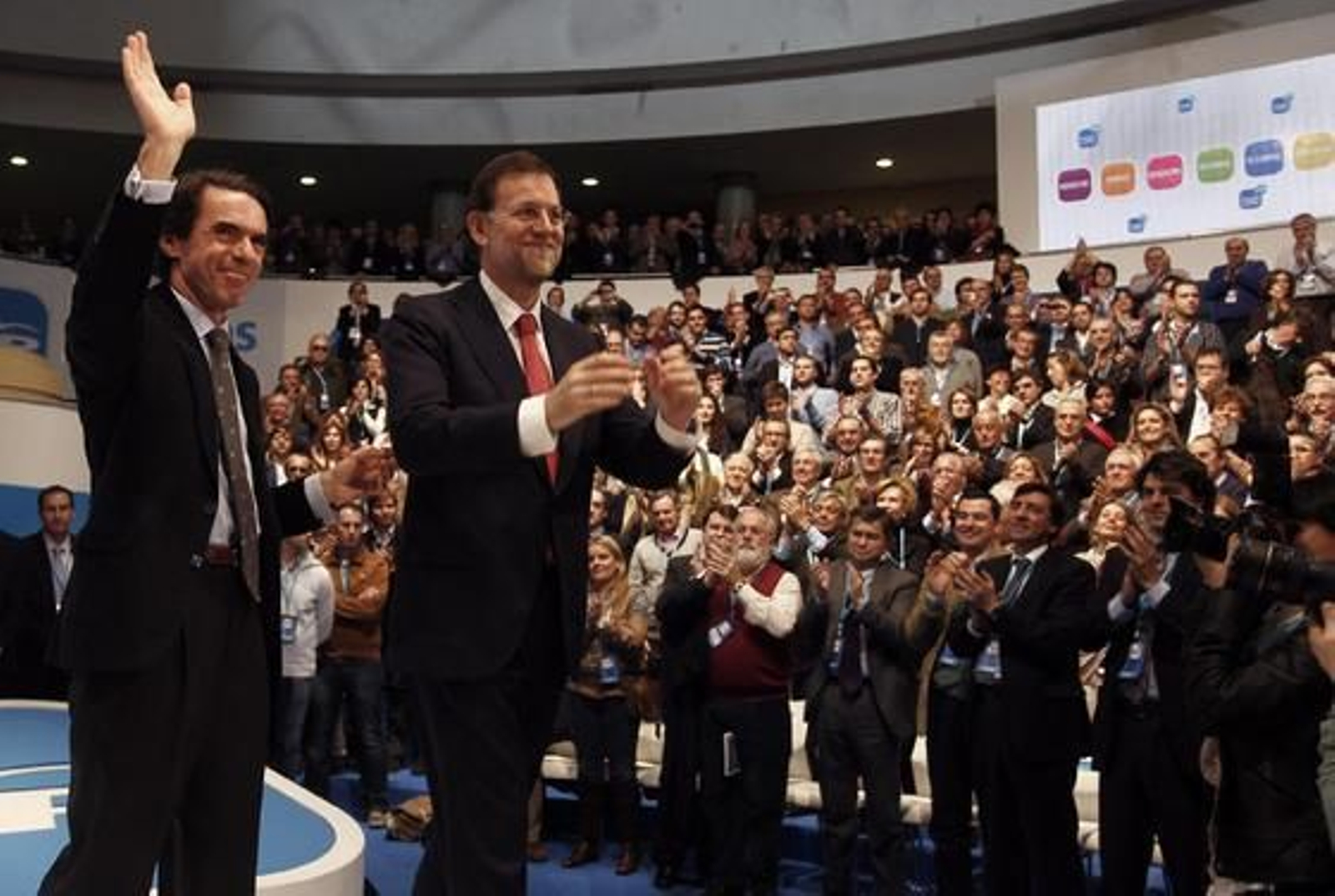 El ex presidente del Gobierno, José María Aznar, saluda a los asistentes junto al número uno del Partido Popular, Mariano Rajoy.

Foto: Antonio Pizarro