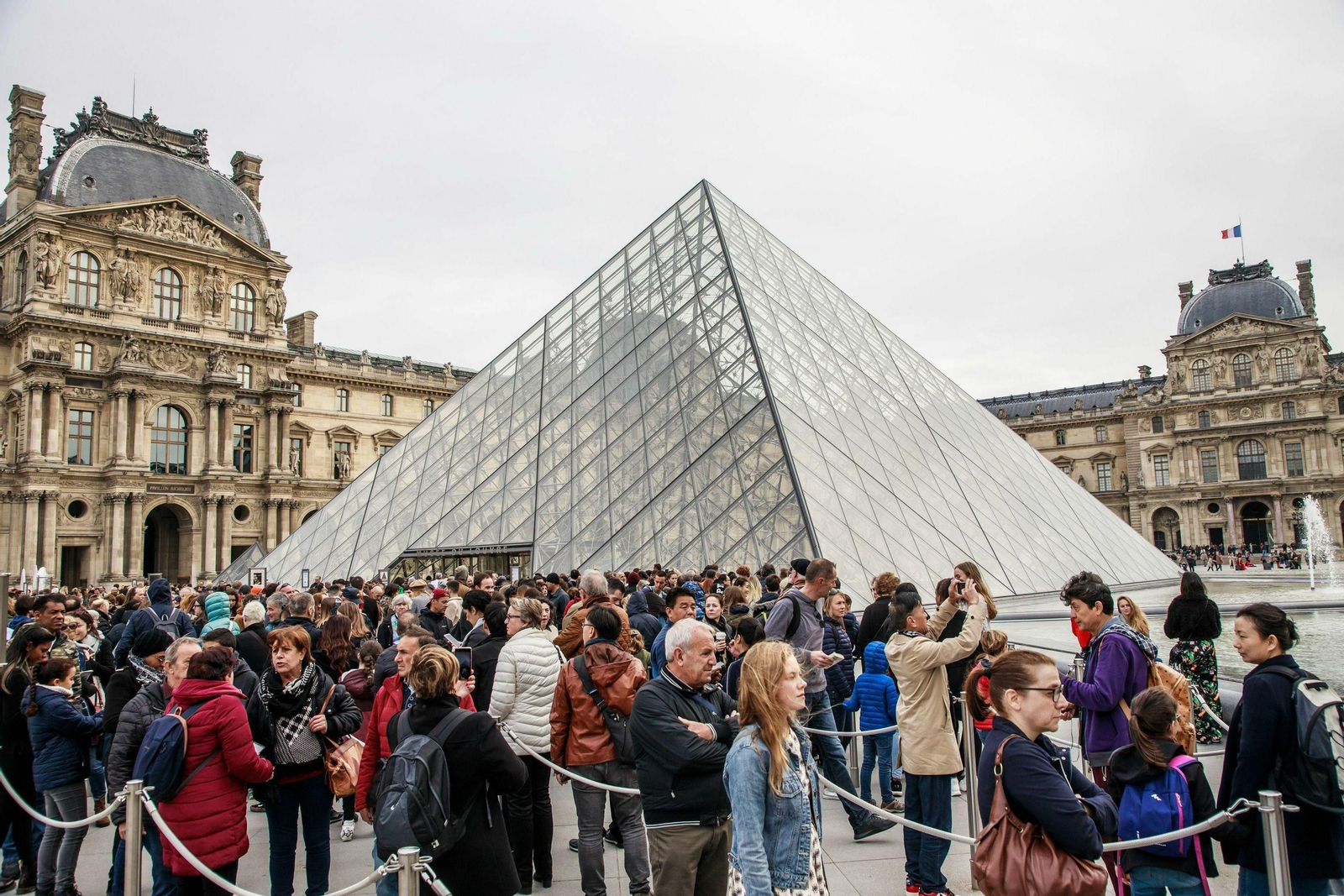 Colas para acceder a la exposición sobre Leonardo da Vinci en el Museo del Louvre.