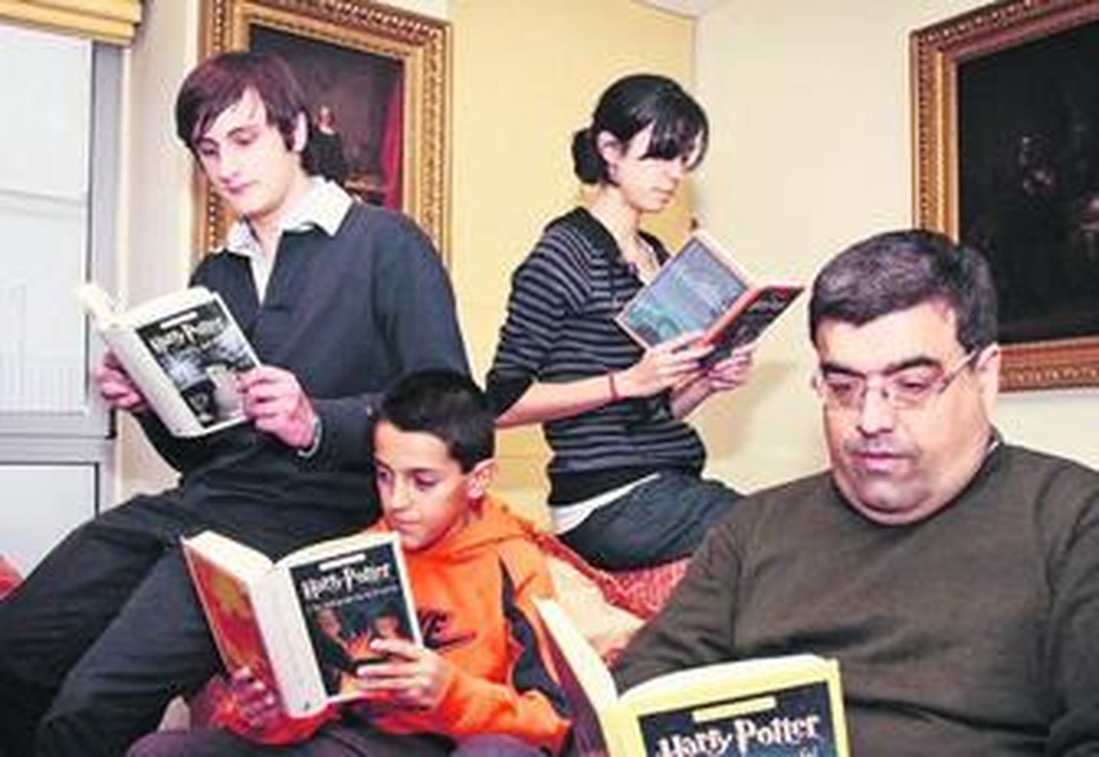 Los participantes en la tertulia ojean sus libros favoritos.