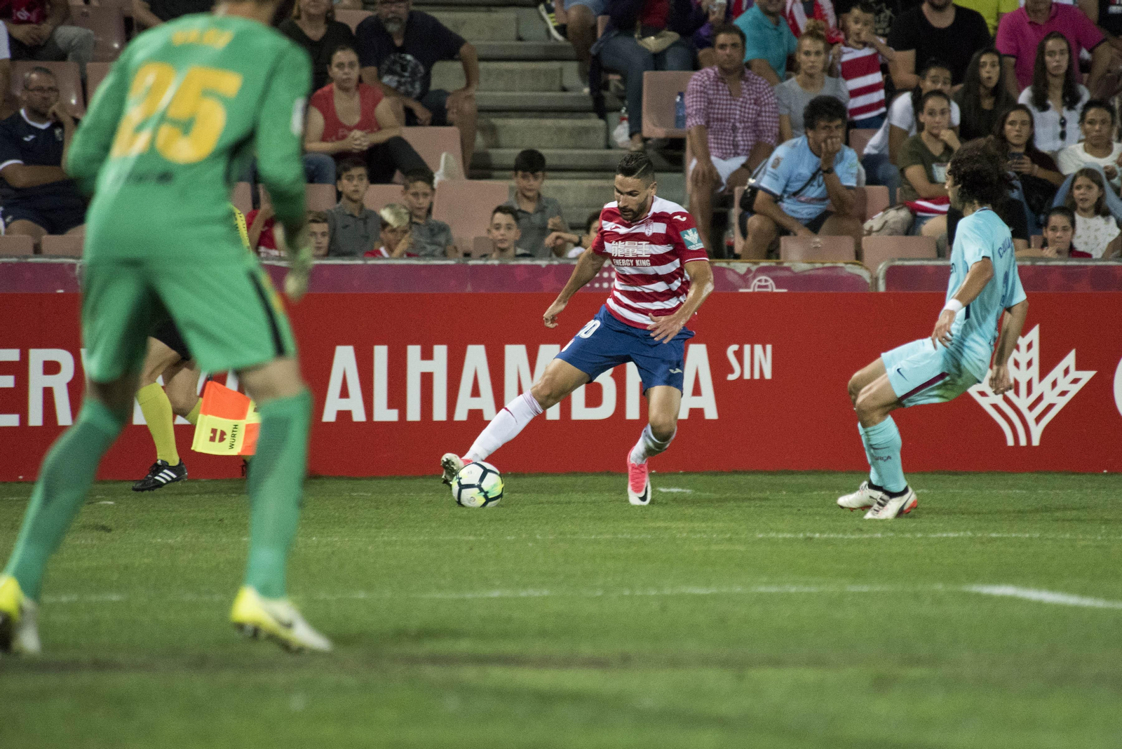 El barcelonista Martínez protege el balón del Adrián Ramos.