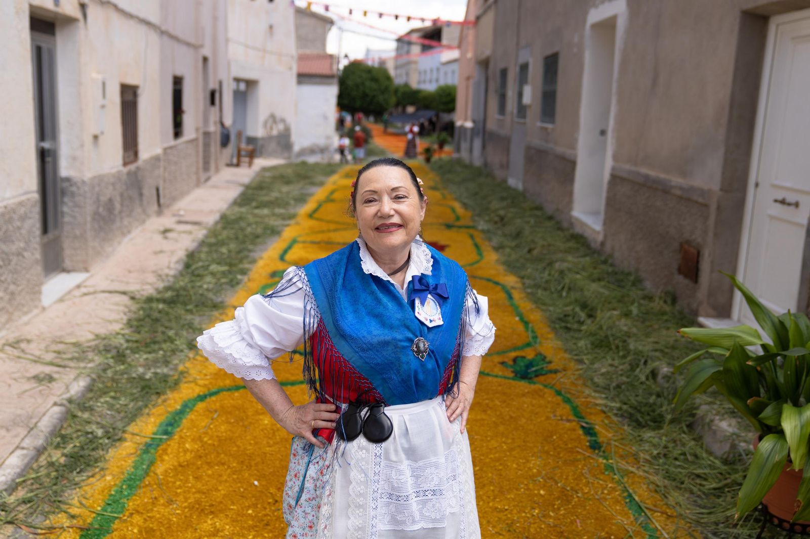 Tíjola huele a color y hierba por unas horas