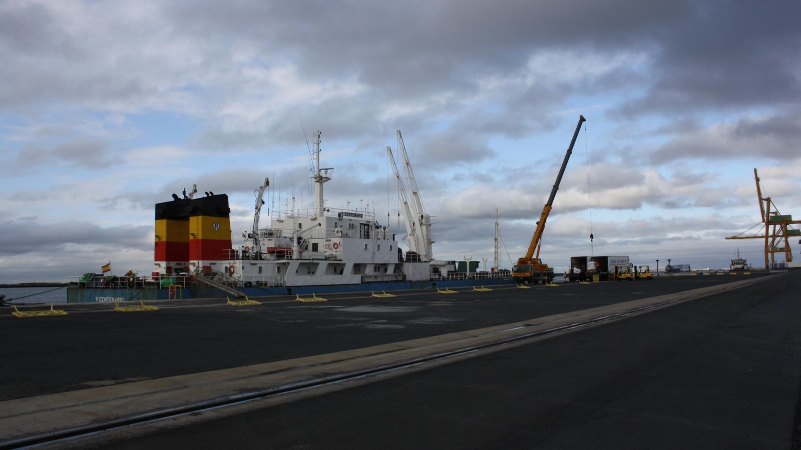 Un buque en plenas labores de descarga en el Muelle Sur. Un buque en plenas labores de descarga en el Muelle Sur.