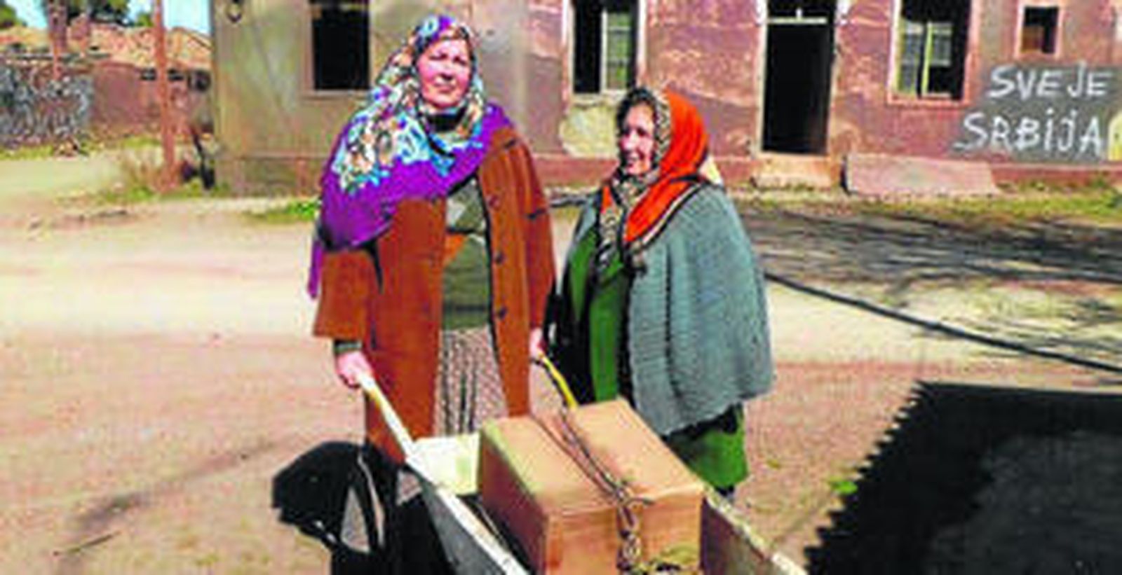 1. El director, Fernando León de Aranoa, se hizo varias fotografías con los vecinos de Alquife. Fue uno de los pocos del equipo que se mostró dispuesto a hacerlo.