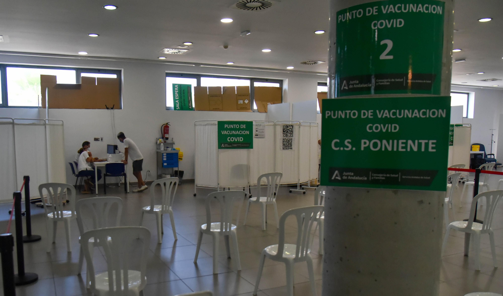 El punto de vacunación de los usuarios del centro de salud de Poniente, en La Línea.