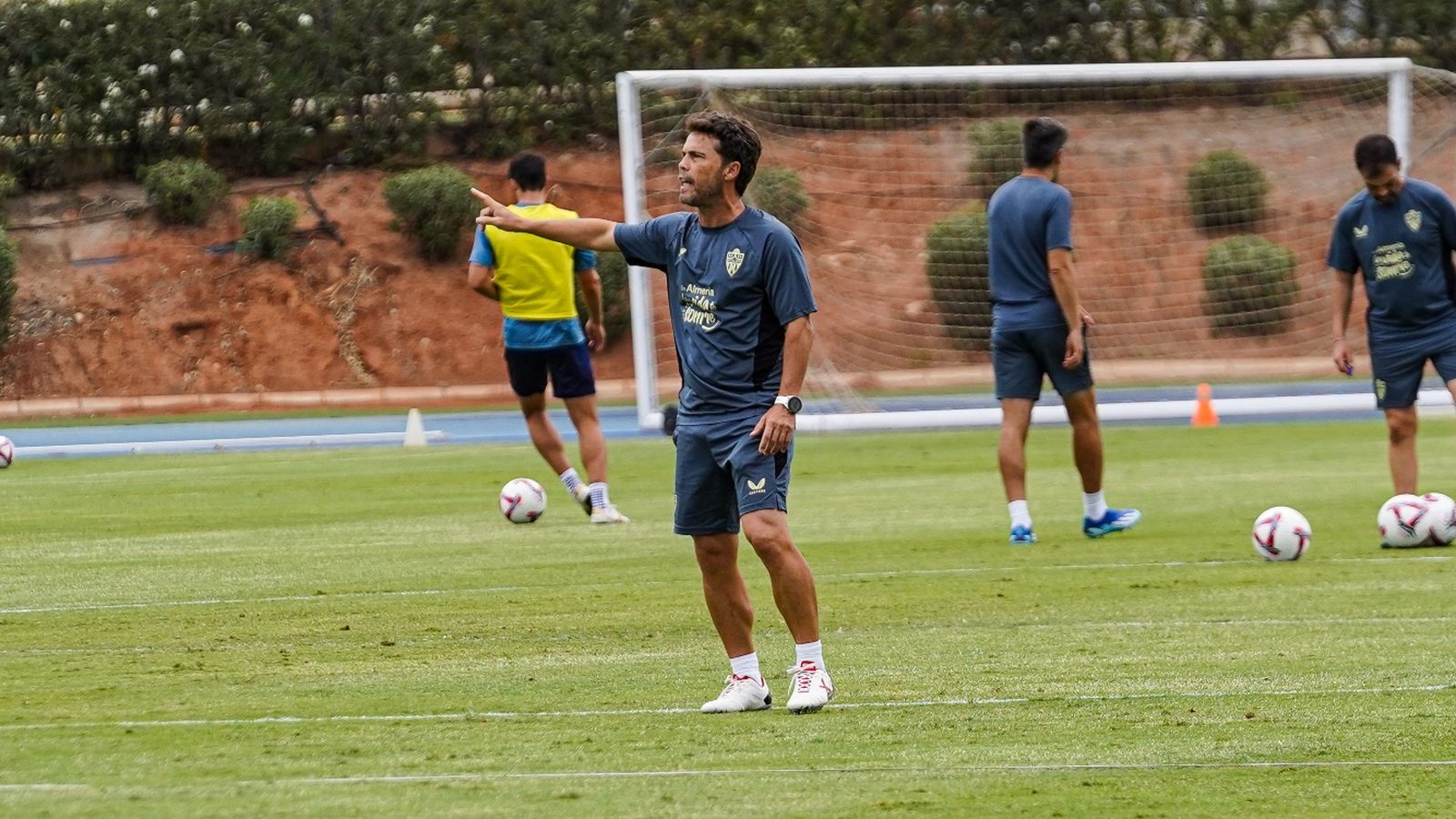 Rubi da instrucciones a sus futbolistas en el Anexo.