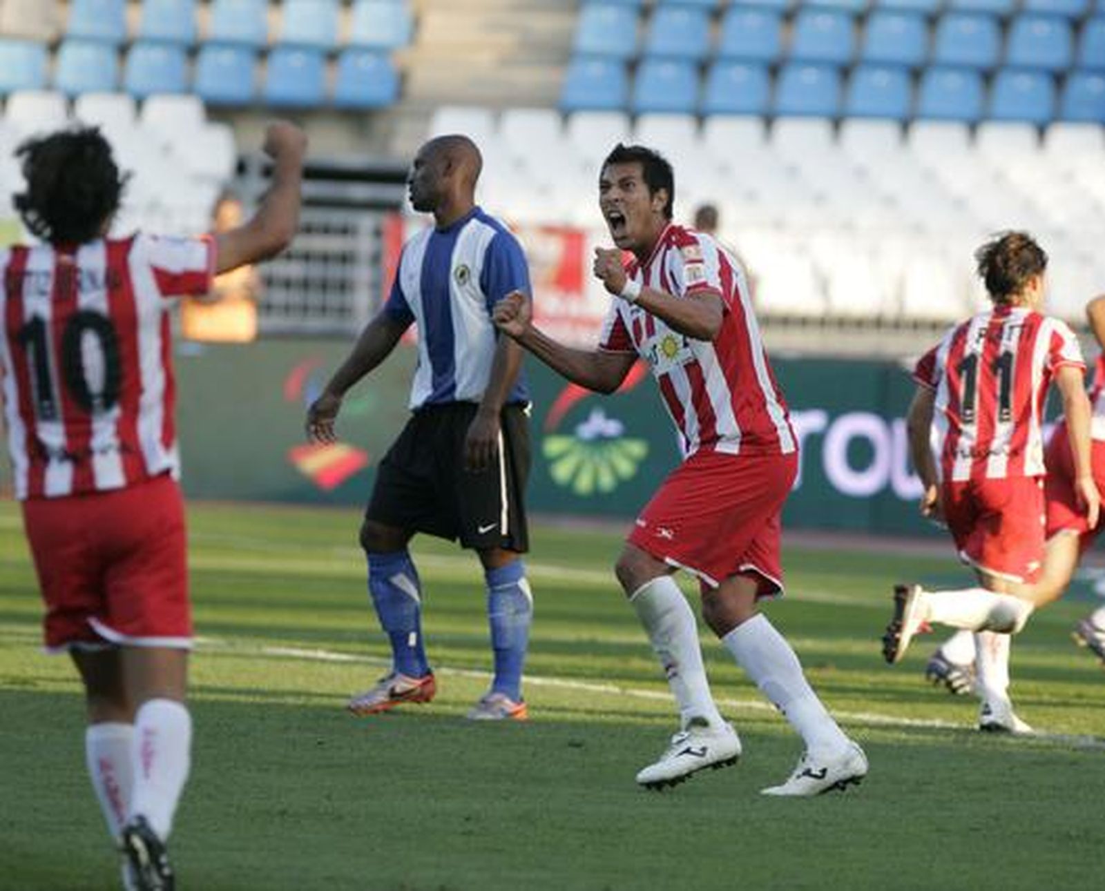 El Almería empata en casa 1-1 ante el Hércules. / Javier Alonso