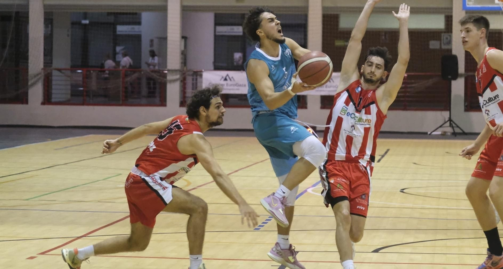 Jaime Fernández penetra a canasta ante la defensa almeriense.