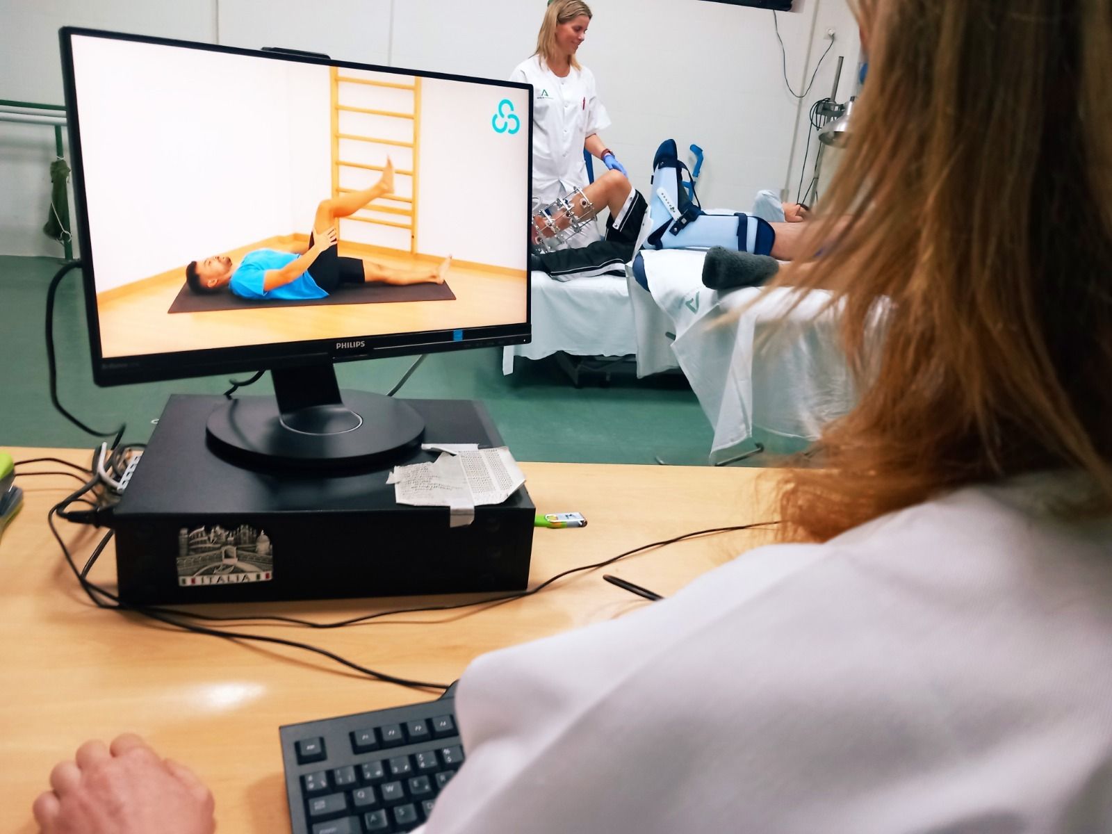Fisioterapeutas del servicio de Medicina Física y Rehabilitación del Virgen Macarena en la sala de terapia en sesiones presenciales y telemáticas.