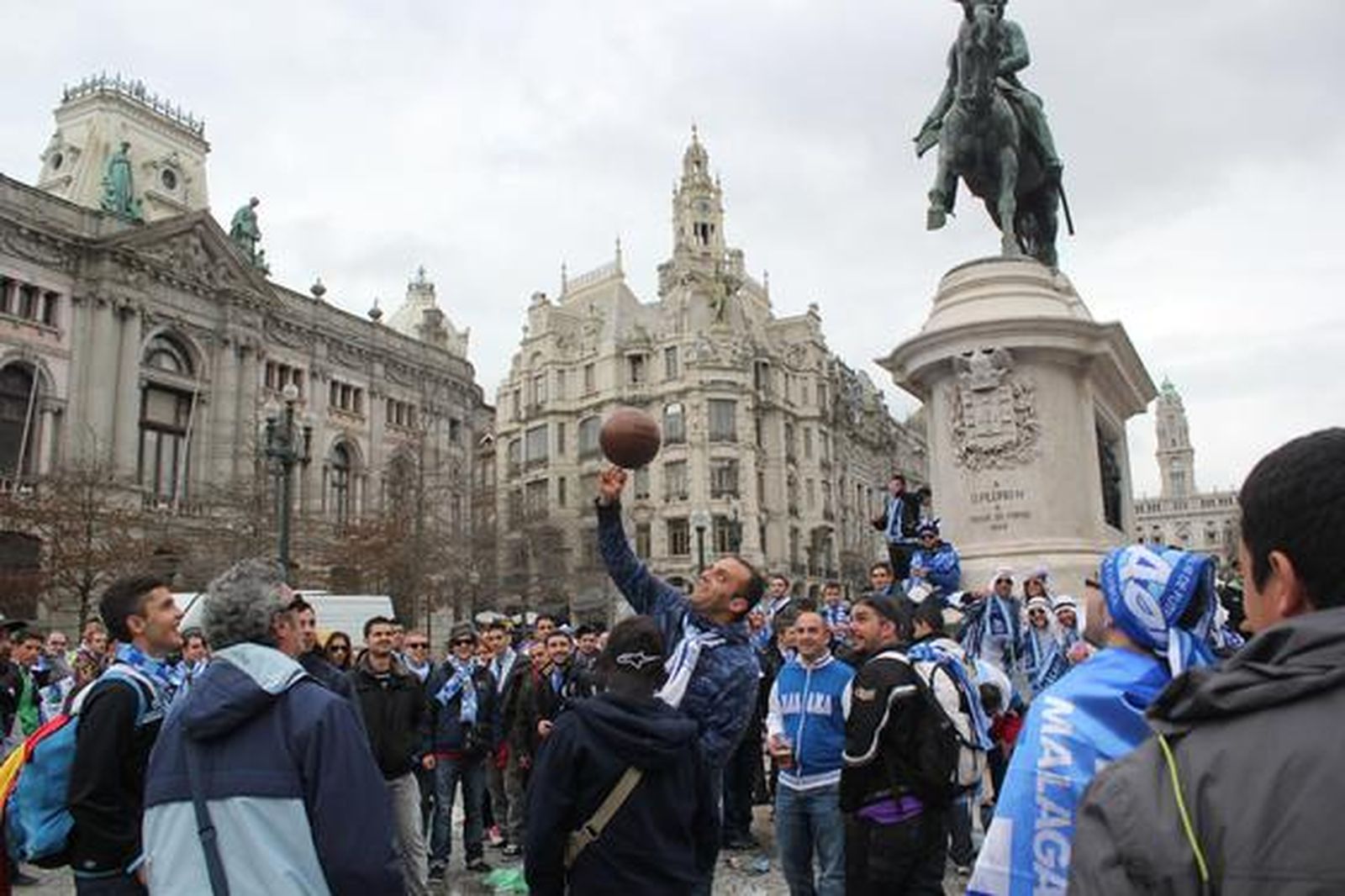 Malaguistas en la plaza de la Libertad

Foto: J. L. Malo