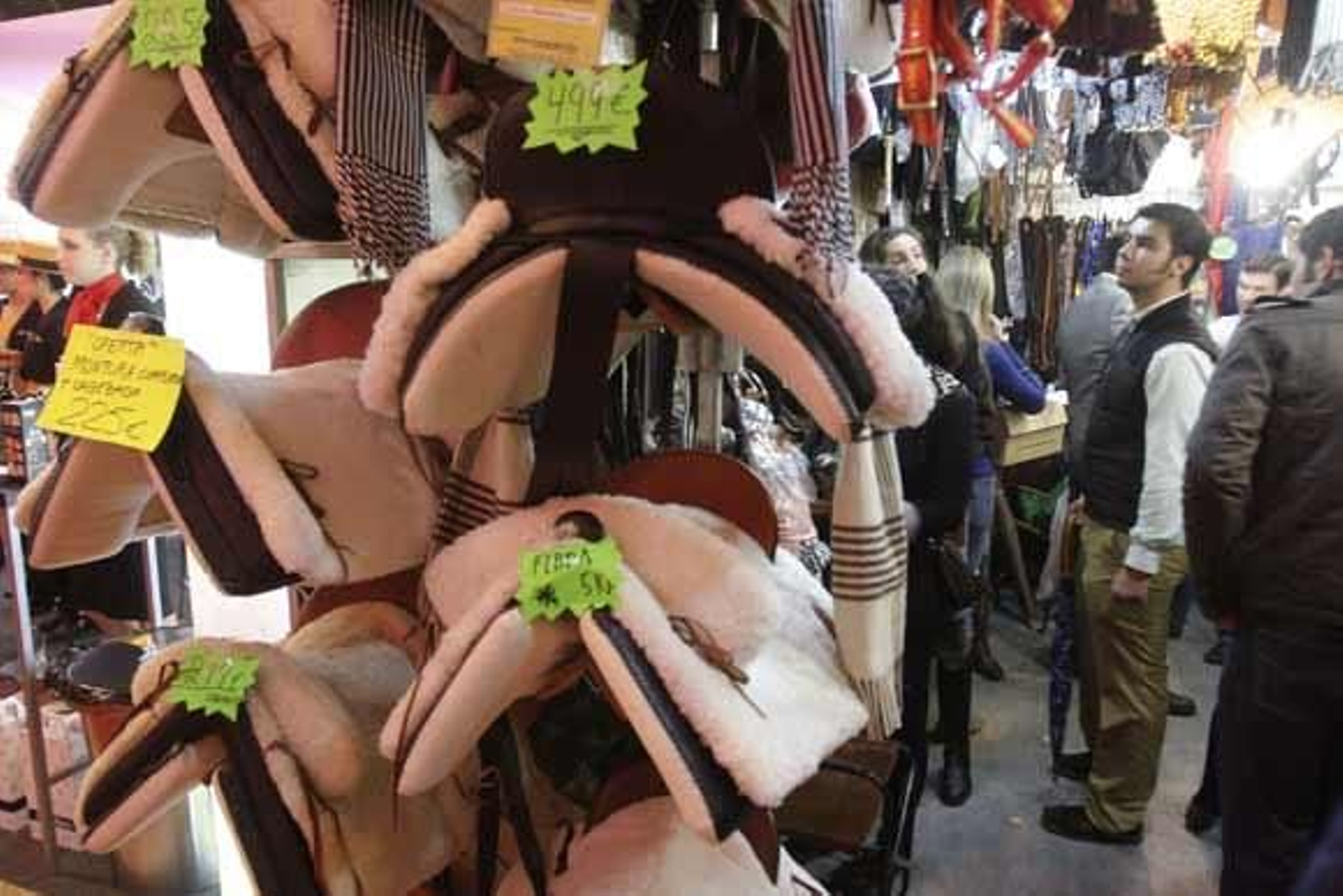 La hermana de Michael Jackson ha compartido espacio en el Sicab con otros famosos del panorama nacional tales como Cayetana de Alba o Juan Antonio Ruiz 'Espartaco'

Foto: Jose Angel Garcia