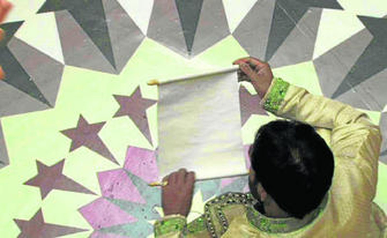 El trabajo de Jafri cuestiona, en primer lugar, el etnocentrismo de la cultura occidental.