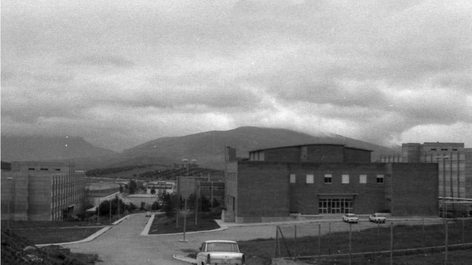 Vista general del Colegio Universitario «Santo Reino». En primer plano, el edificio de la Aula Magna. A su derecha se alza el edificio de Ciencias, a su izquierda el de Letras, y al fondo, el aulario principal.