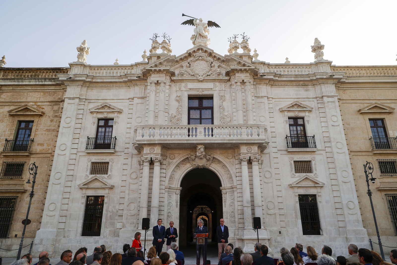 El aspecto que presenta la fachada principal del Rectorado de la US tras su restauración.