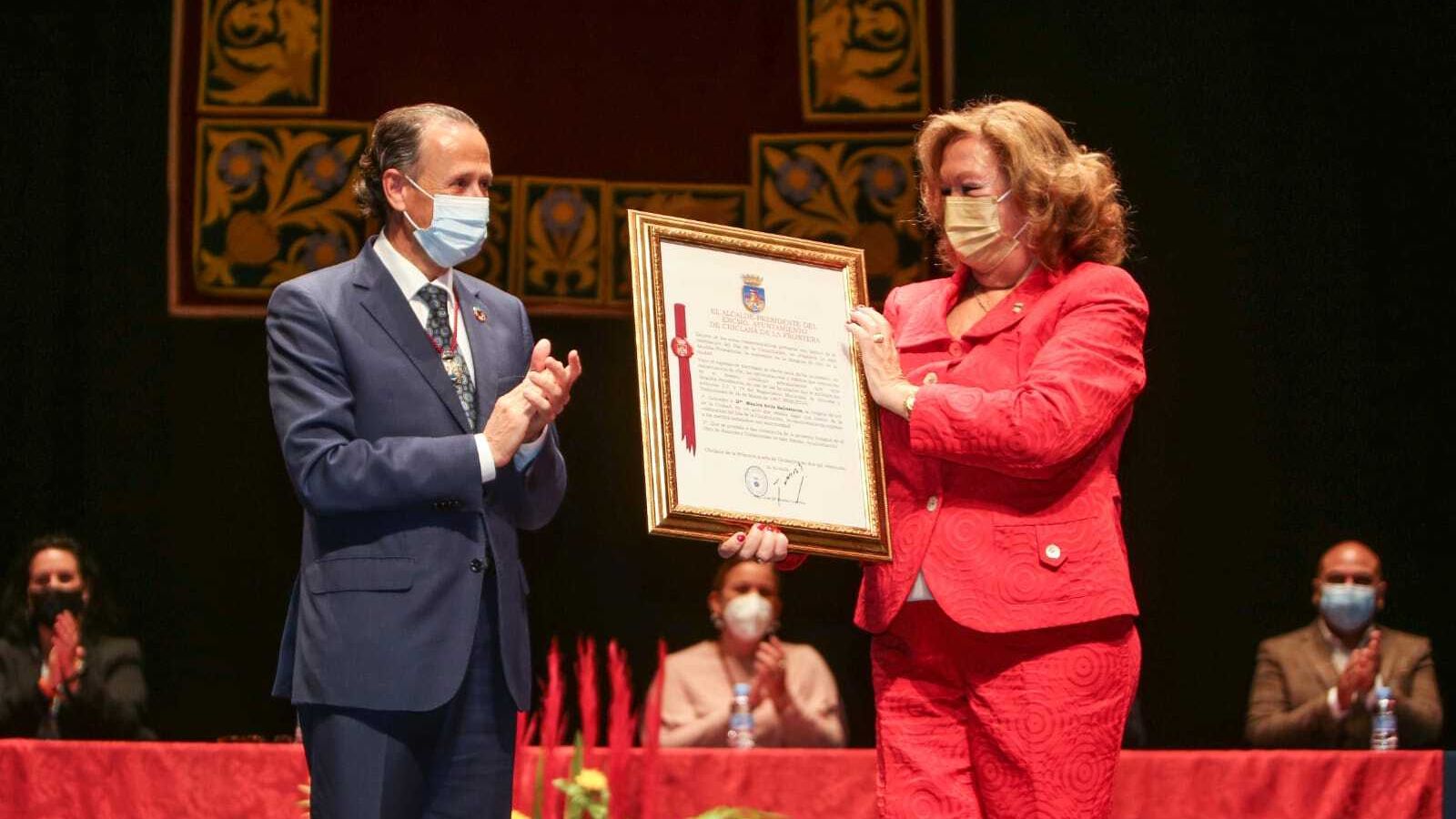 Mónica Ávila es reconocida durante el acto.