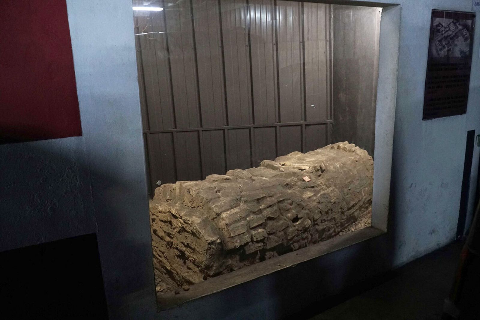 Una tumba en un parking público