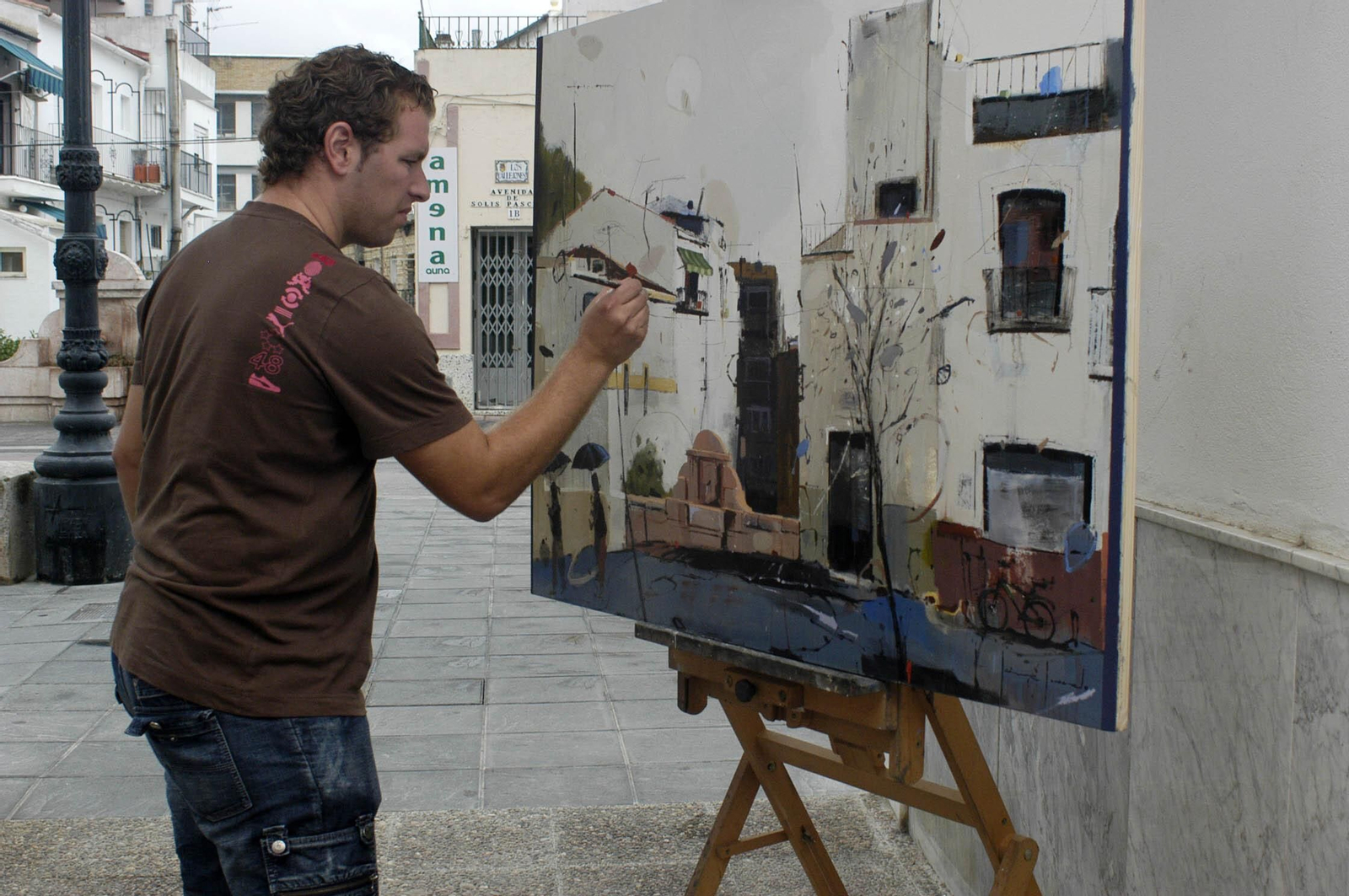 Artista pinta su obra en un Concurso de Pintura Rápida en la calle, en una imagen de archivo.