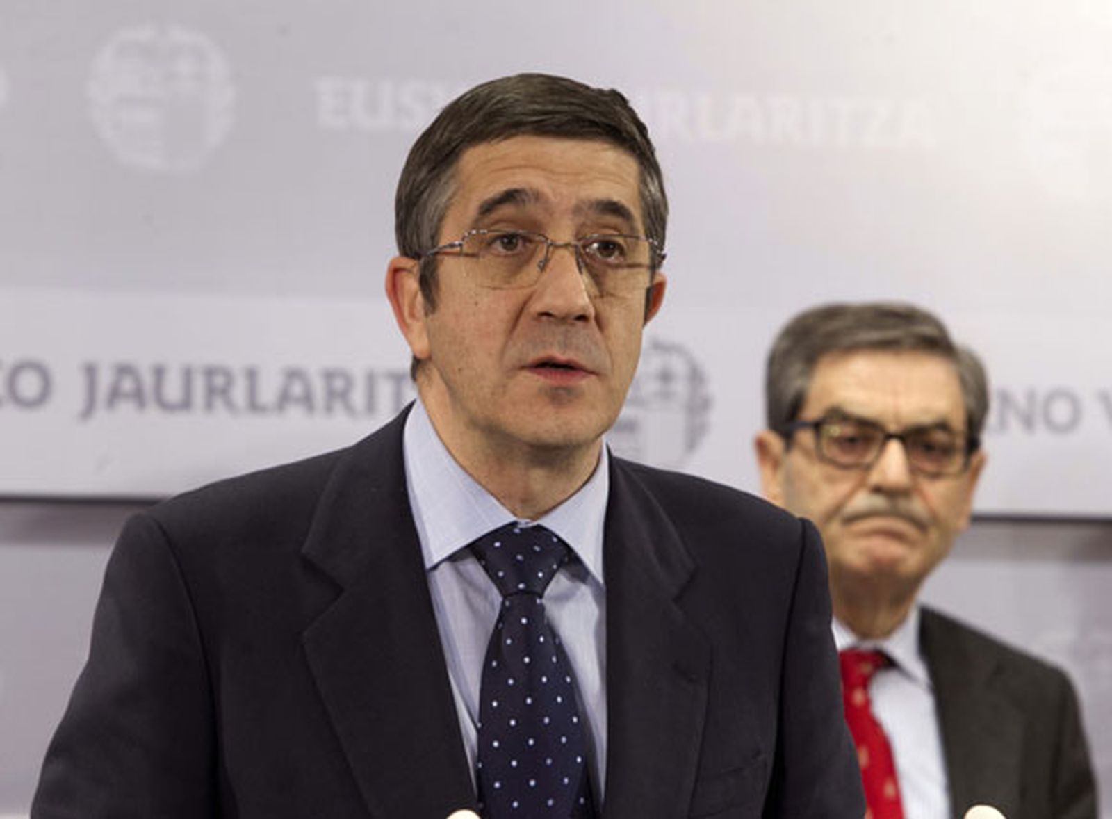 El lehendakari pide unión para reclamar a ETA que se disuelva "sin contraprestaciones"