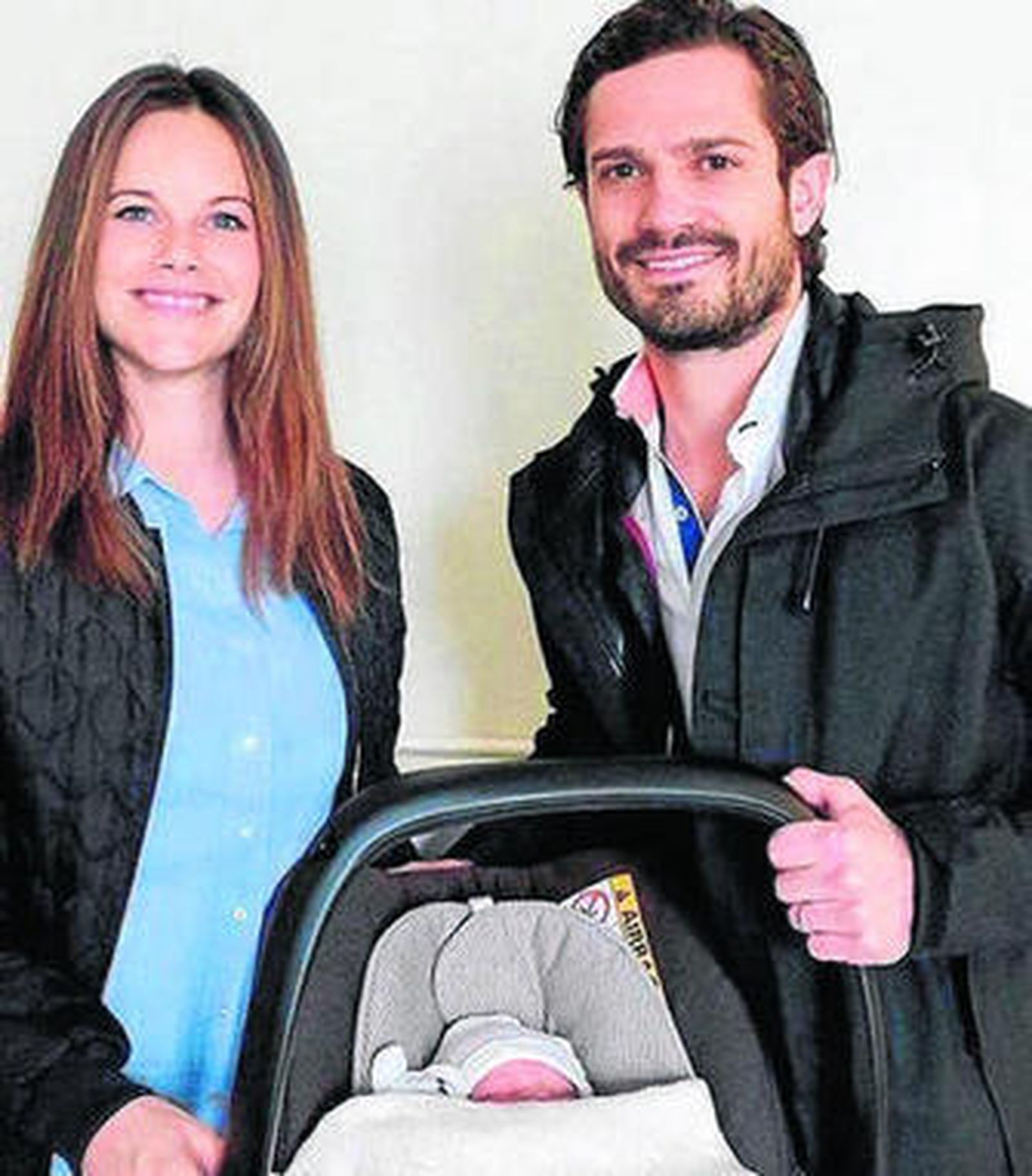 Carlos Felipe y Sofía posan con el bebé tras recibir el alta.