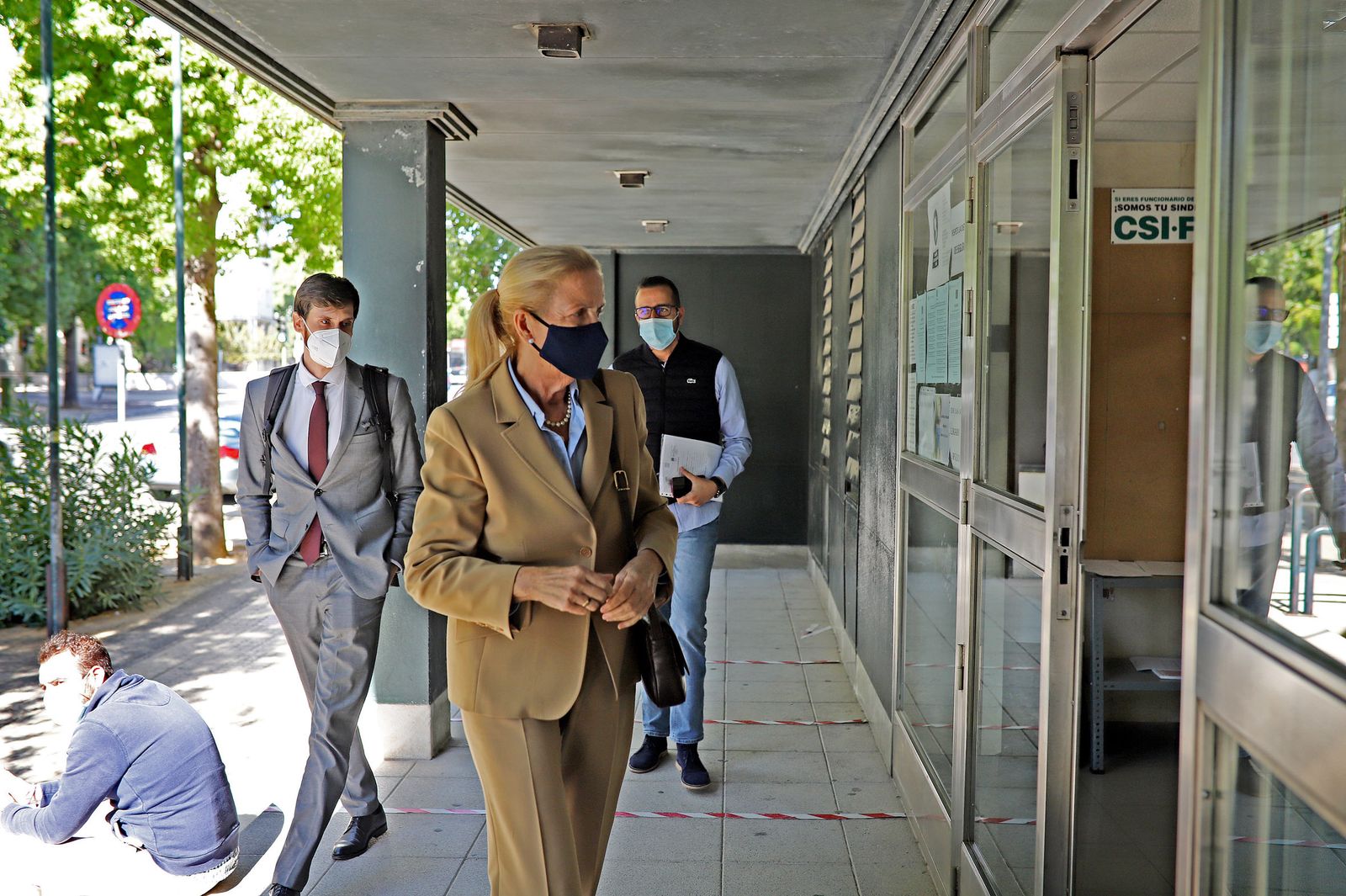 Isabel Aguilar se dispone a entrar en los Juzgados acompañada por su abogado y su hijo Carlos Aguilar.