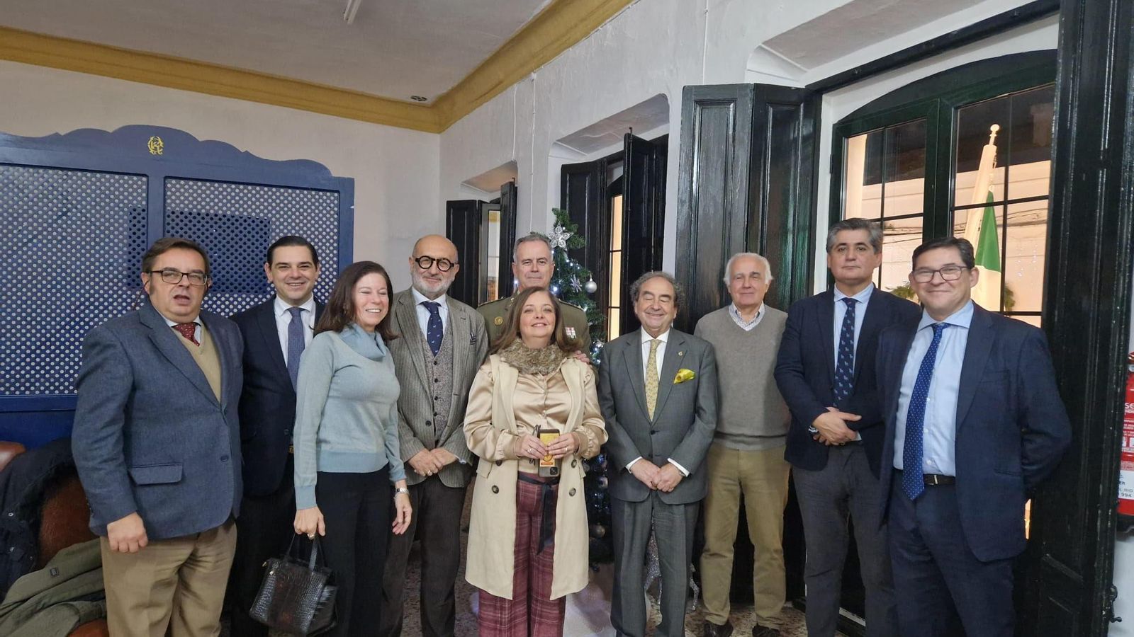 El hermano mayor de la Macarena, José Antonio Fernández Cabrero, con asistentes al acto: Juan y Carmen Liñán, Manuel Marchena, José Luis Trujillo,  Miguel García, Marisa Ridao, Juan Antonio Romero y José Luis Martínez.