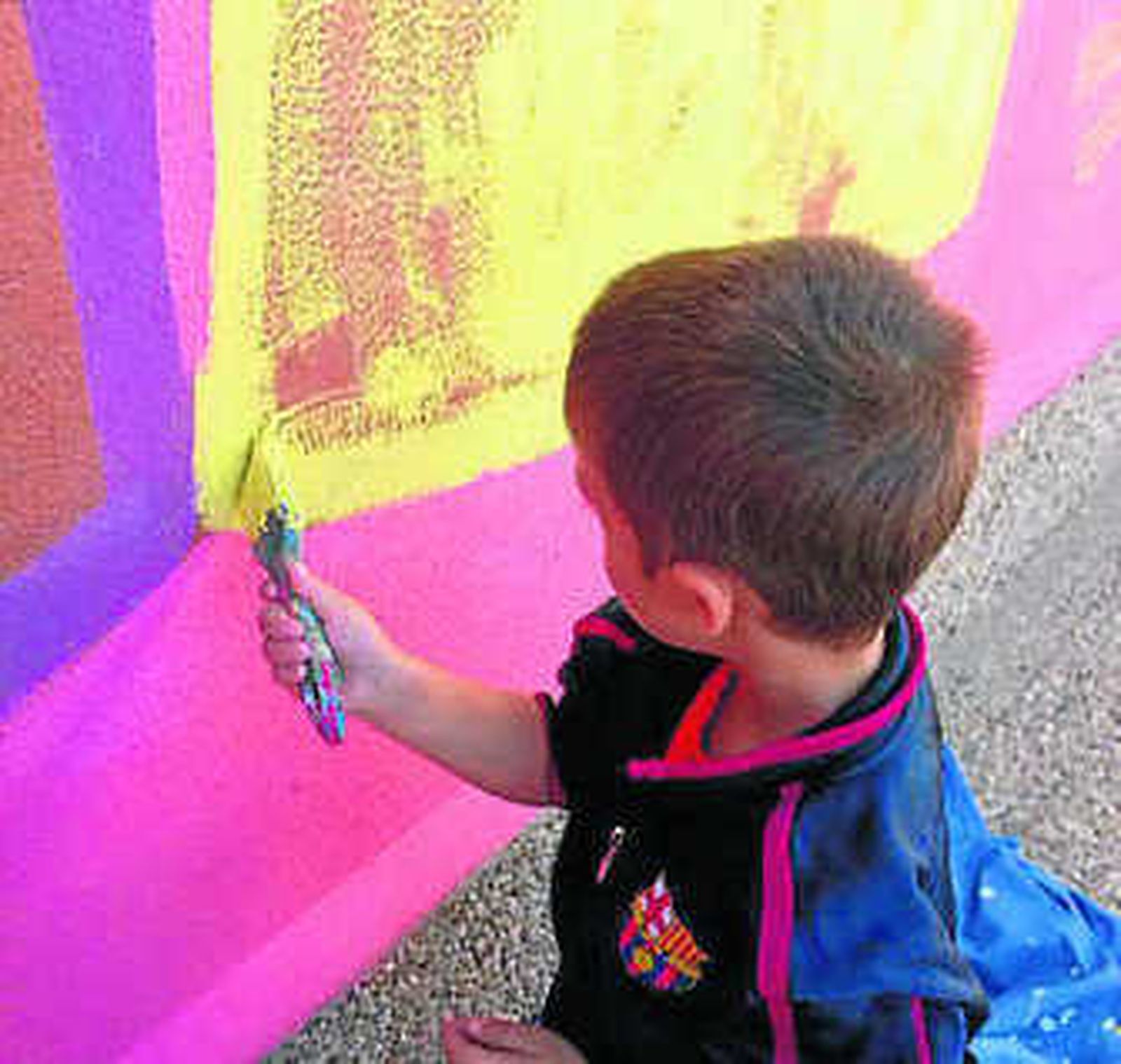 Un alumno prepara la exposición.