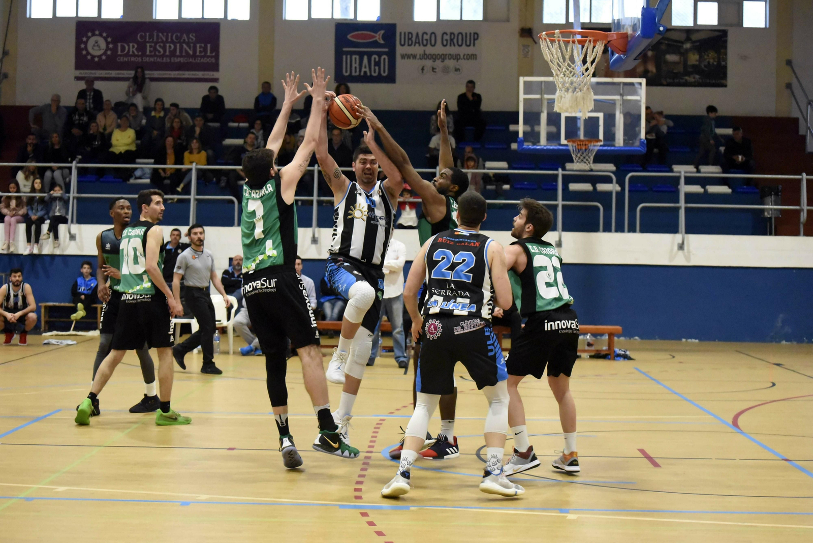 Lucas Pérez inicia una penetración, rodeado por jugadores del CB Cazorla