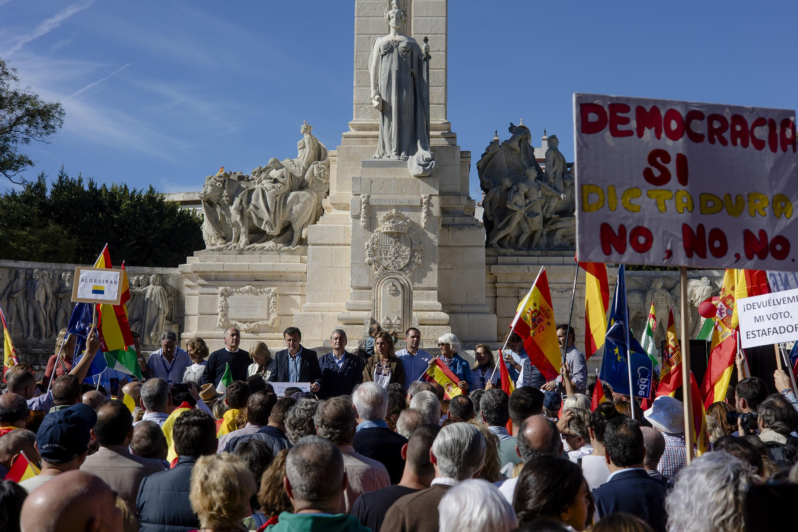 La concentración contra la amnistía en Cádiz en imágenes.