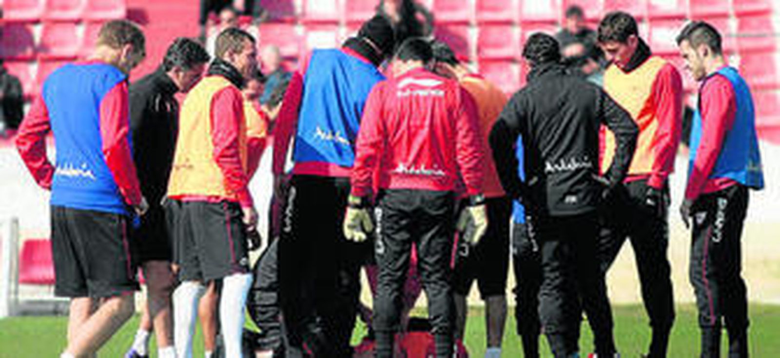 Un momento de la sesión de trabajo del Sevilla ayer.