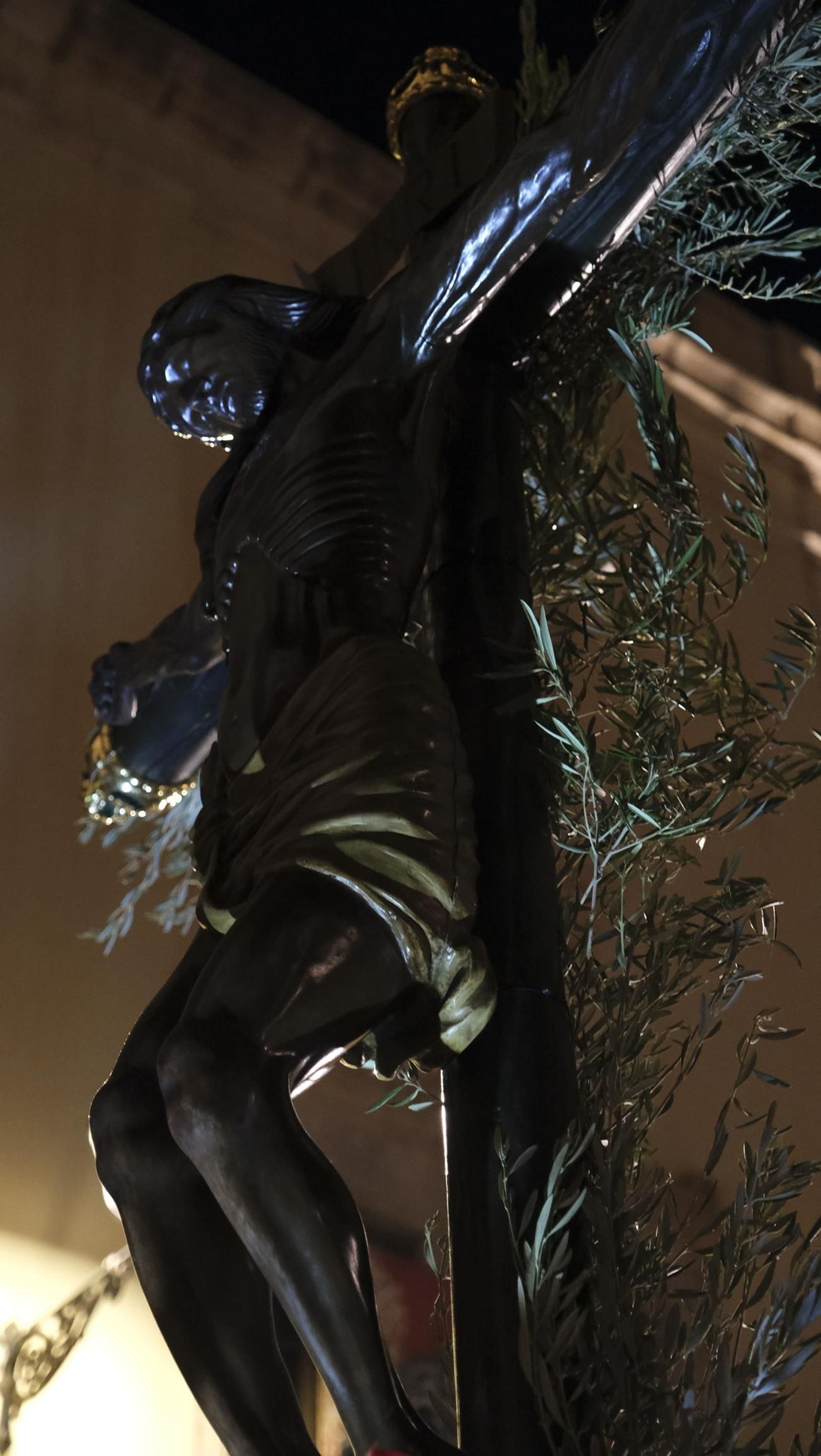 Procesión del Vía Crucis-Cristo de la Escucha en Almería, en imágenes