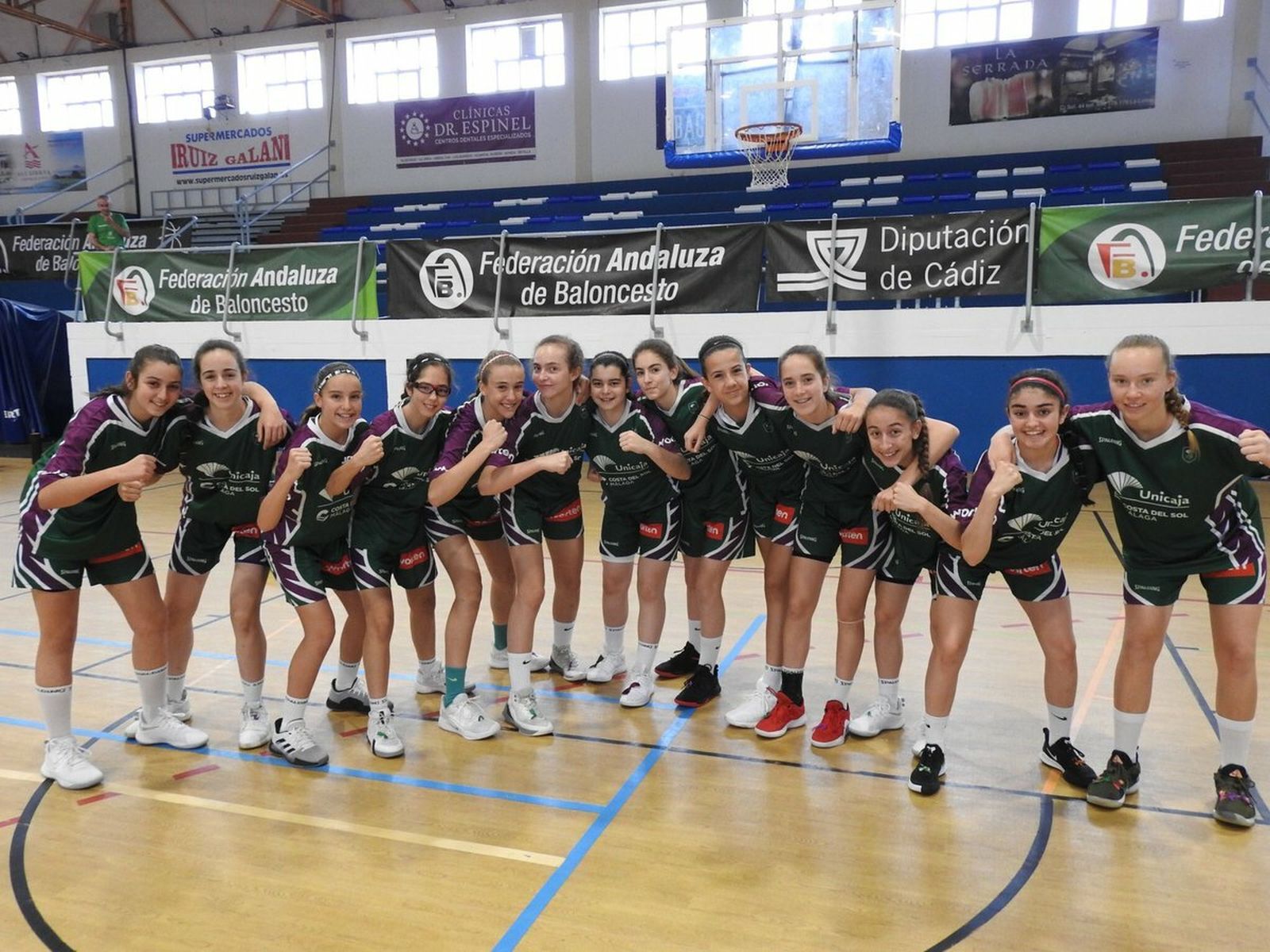 Las jugadoras del Unicaja celebran el pase a cuartos.