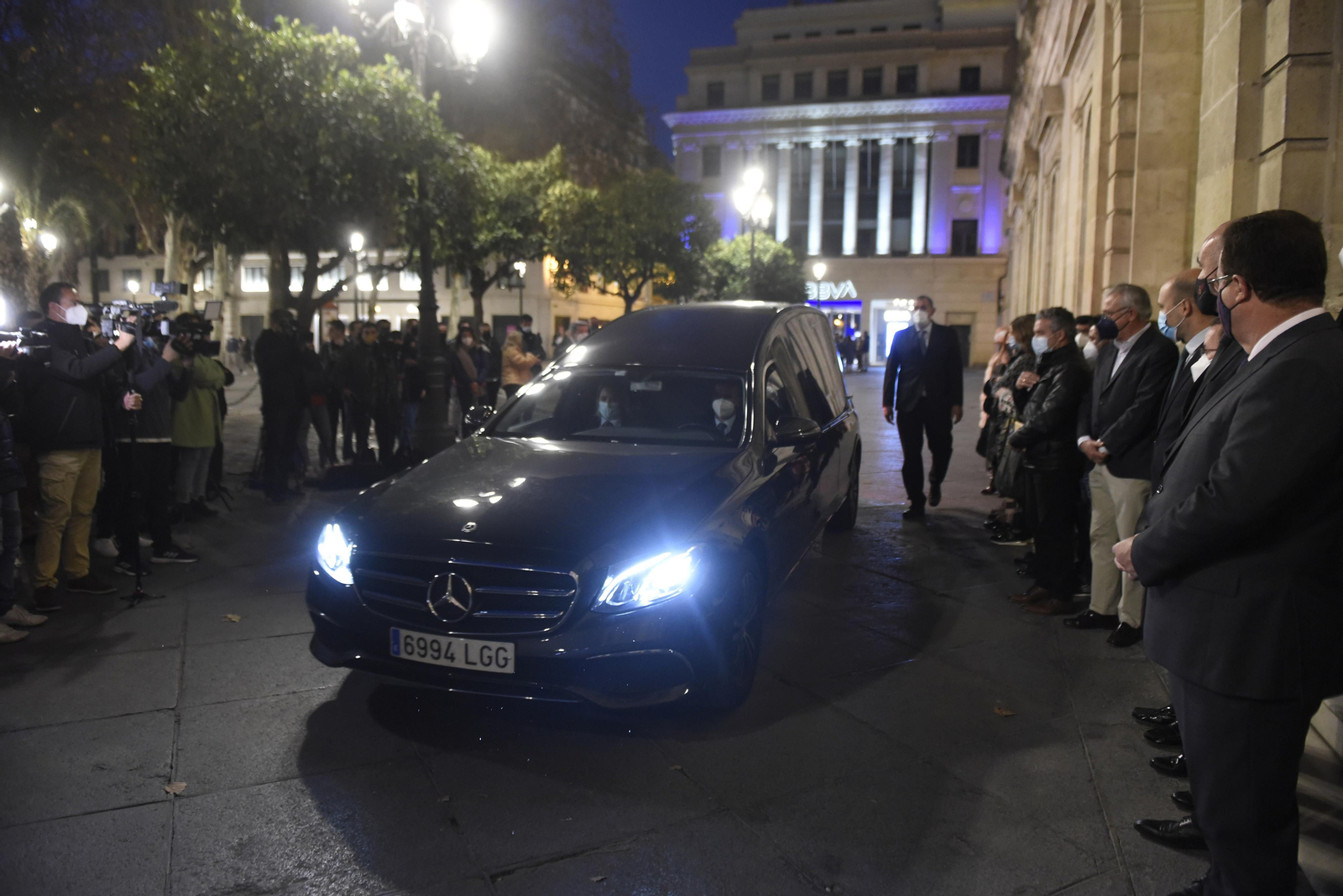 Las imágenes de la capilla ardiente de Pascual González