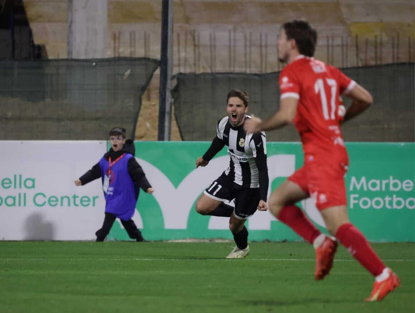 Fran Carbià celebra su gol frente al Antoniano Fran Carbià celebra su gol frente al Antoniano
