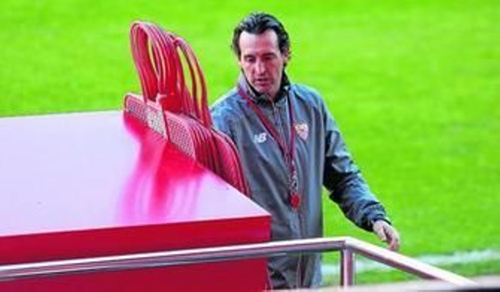 Unai Emery ordena el material antes de dar comienzo a una sesión de trabajo.