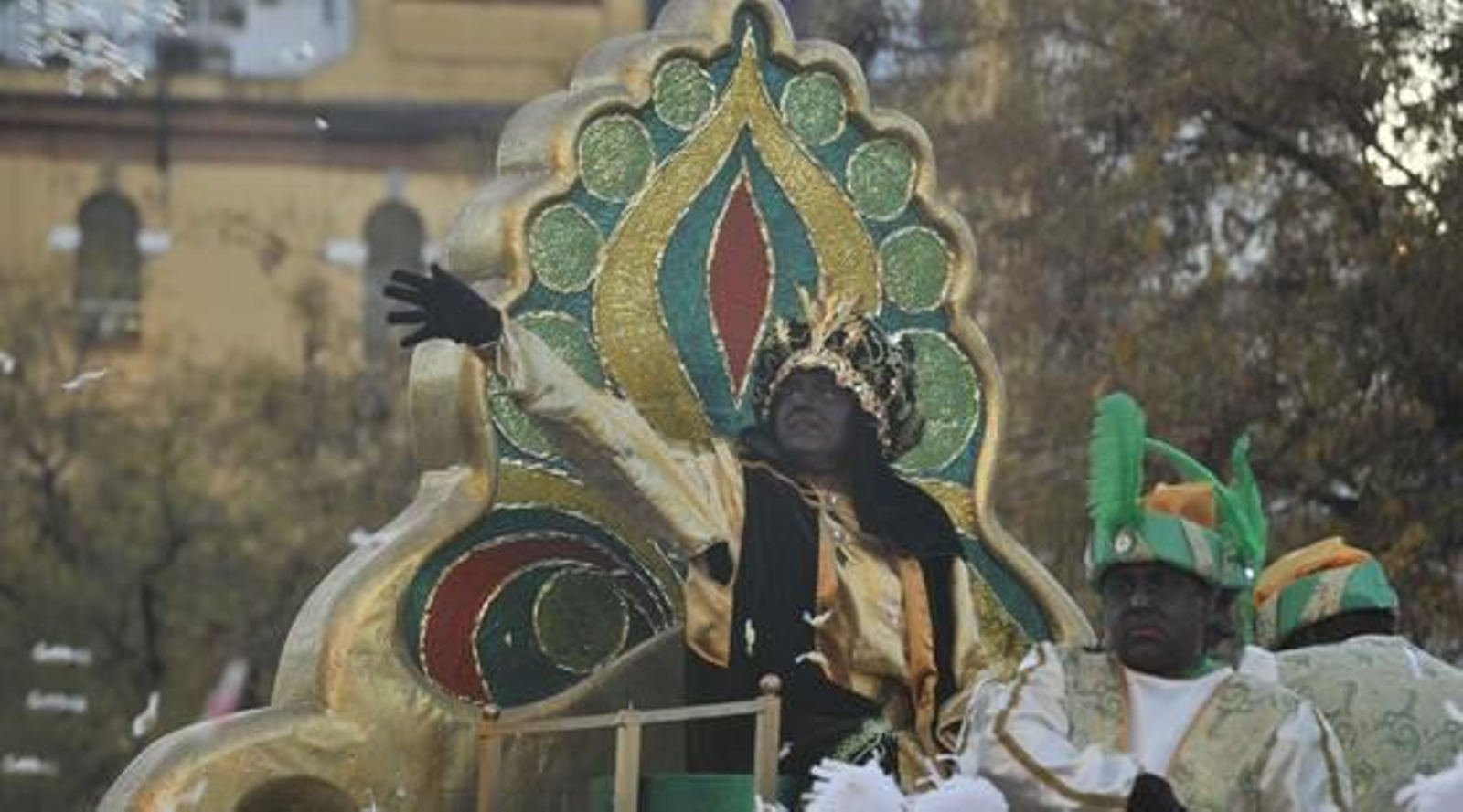 El Rey Baltasar lanza caramelos a los niños. 

Foto: Manuel Gomez, Juan Carlos Vazquez