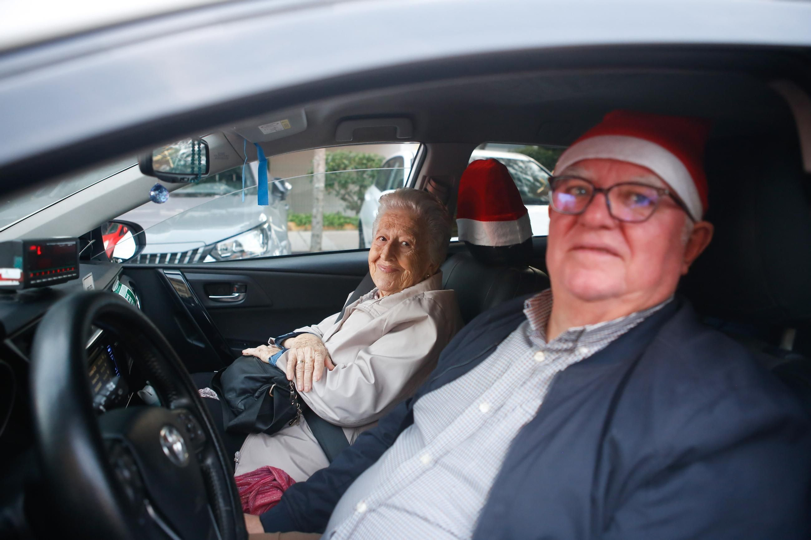 Las fotos del paseo en taxi al alumbrado de Navidad de Algeciras para los mayores