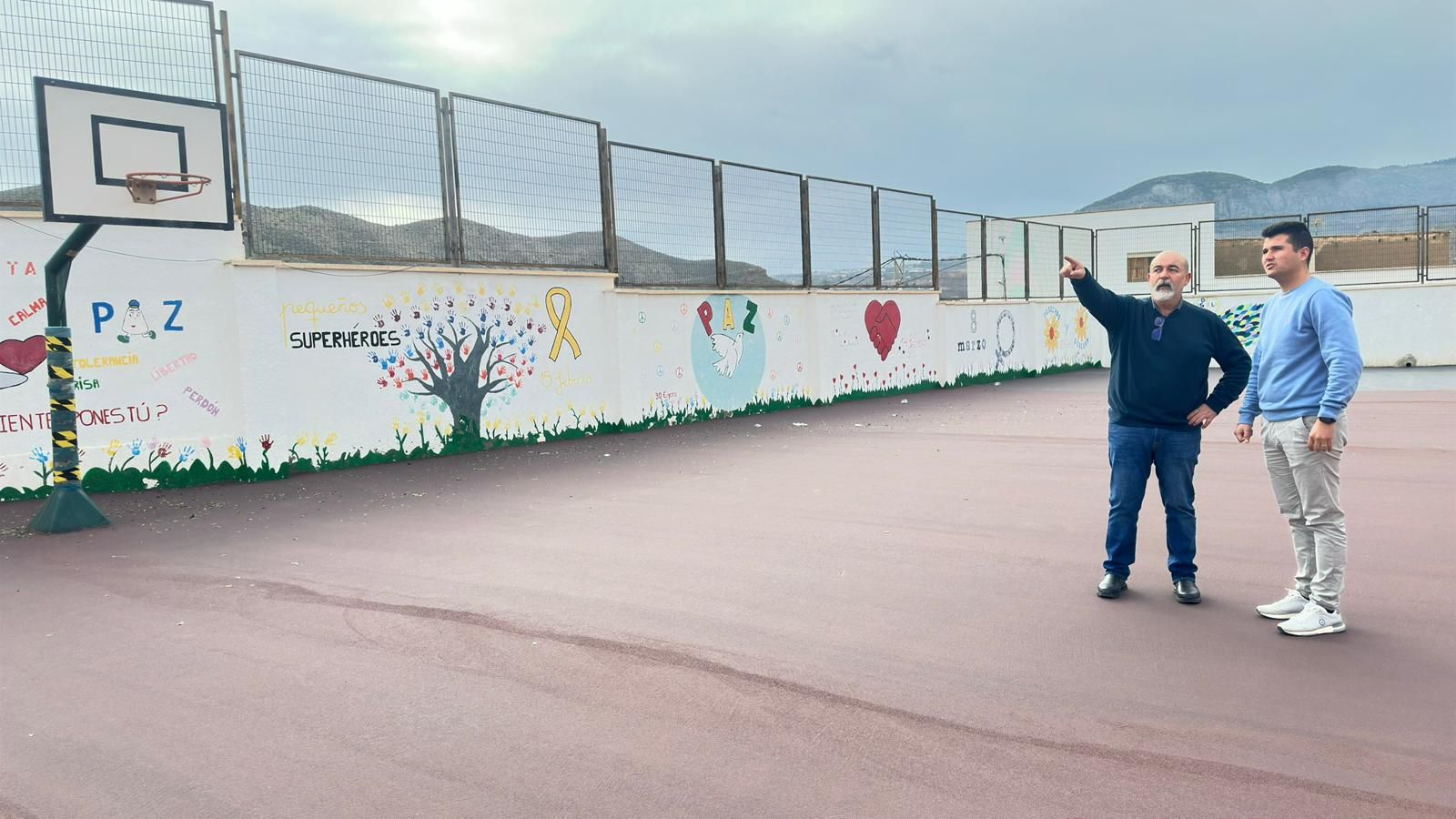 La pista deportiva del centro está siendo renovada.