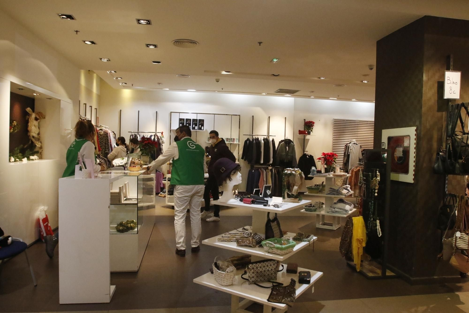 La tienda del centro comercial La Sierra para ayudar a los enfermos de cáncer, en imágenes