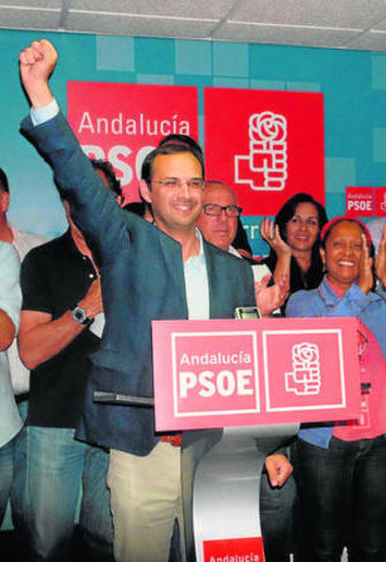 El socialista Víctor Mora celebra su victoria en Sanlúcar.