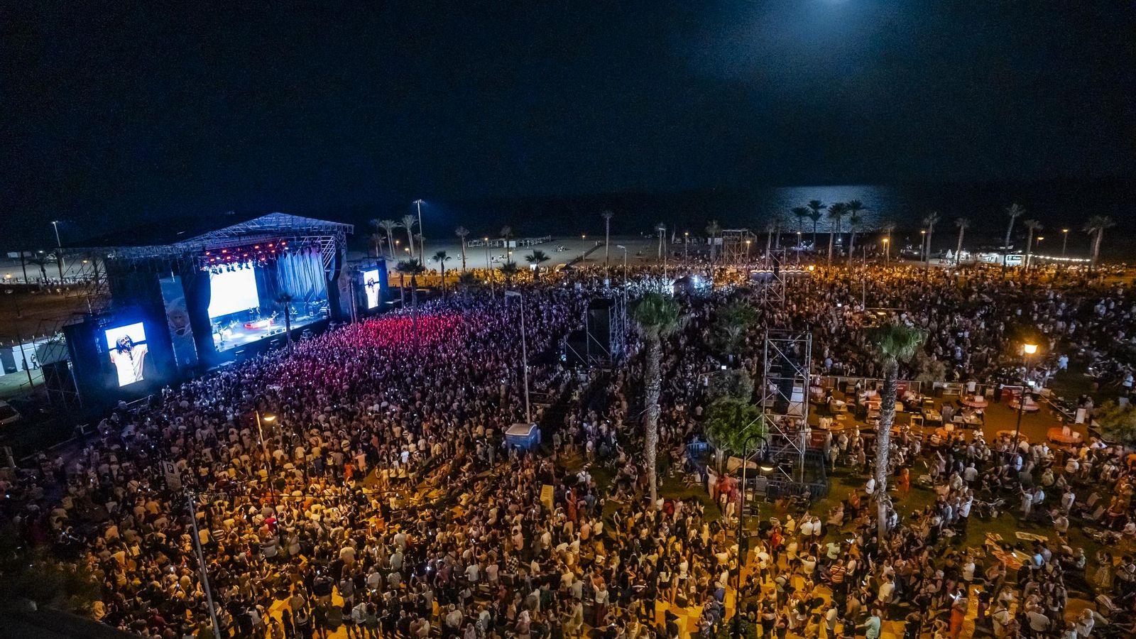 Miles de personas se dieron cita para escuchar a El Arrebato.
