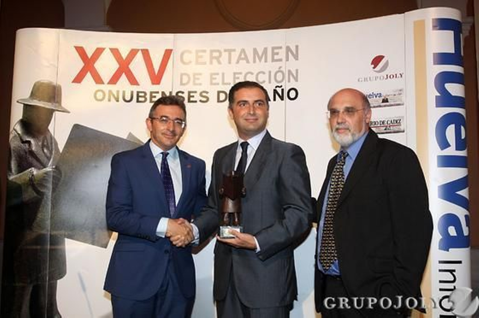 CASA MUSEO JRJ. El rector, Francisco Ruiz; el alcalde de Moguer, Gustavo Cuéllar,y el director de la Fundación, Antonio Ramírez.

Foto: Josue Correa