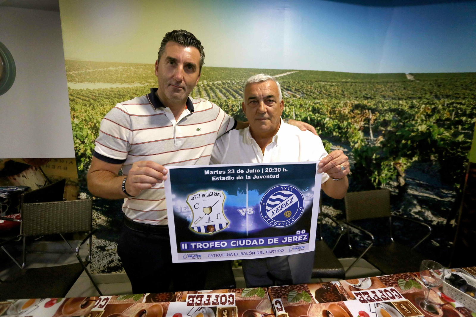 Edu Villegas y Manuel Queijo, con el cartel del II Trofeo Ciudad de Jerez.