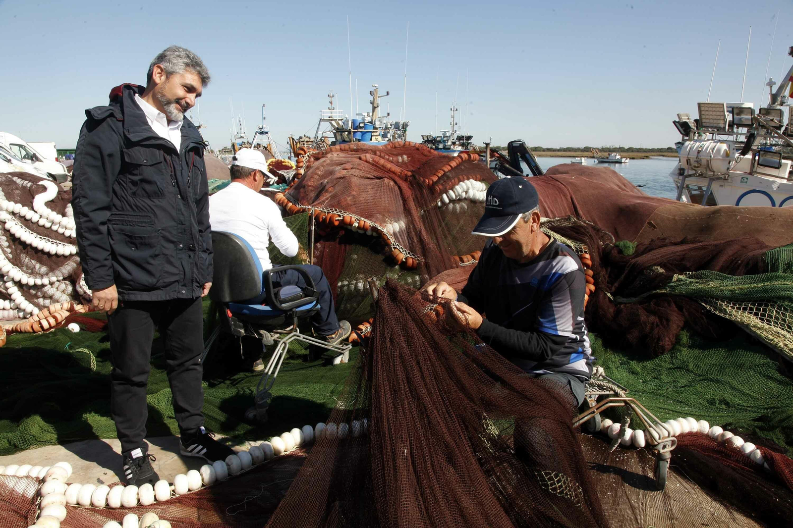 Juan José Cortés durante su visita a los pescadores de Punta Umbría. Juan José Cortés durante su visita a los pescadores de Punta Umbría.