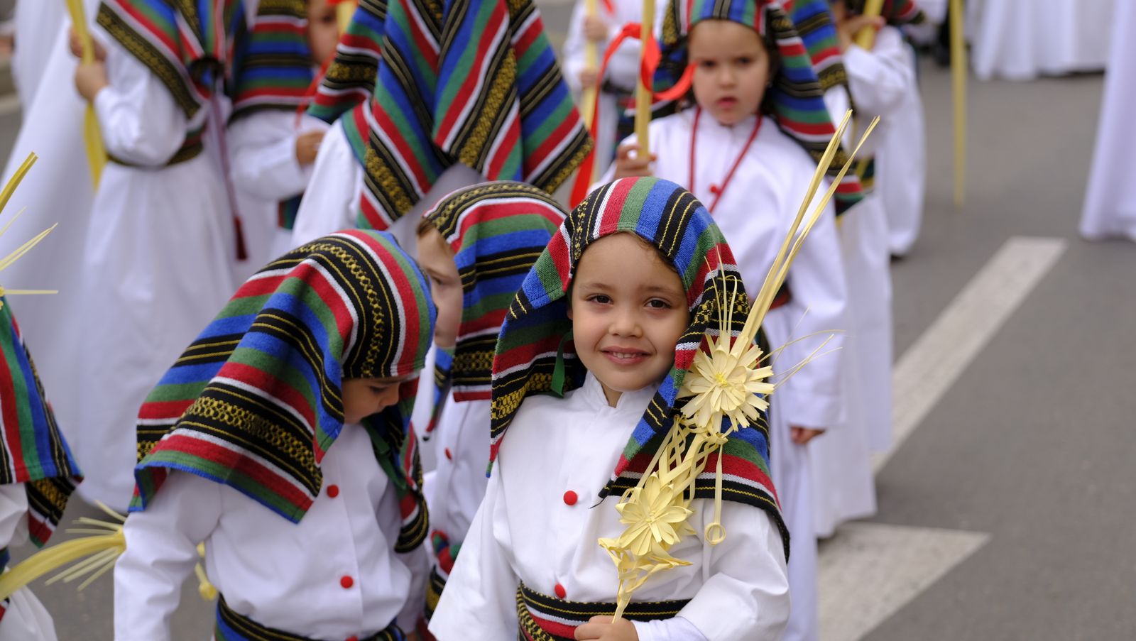 La Borriquita procesiona por las calles de Almería, en imágenes