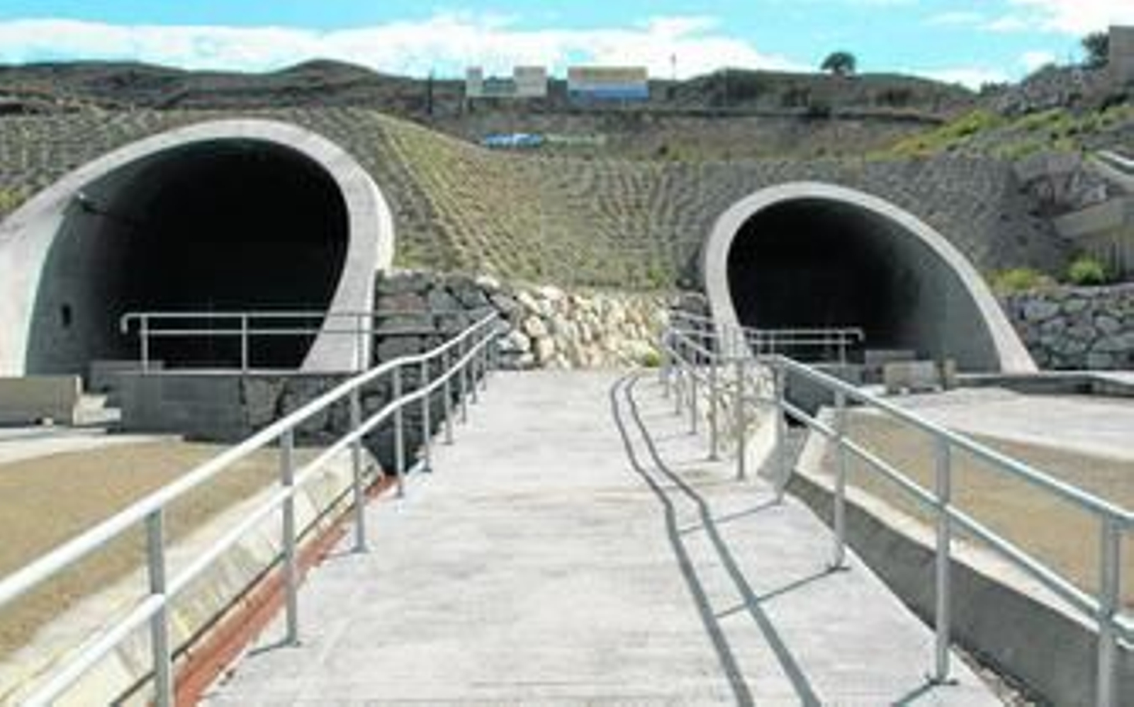 Los túneles del AVE a su paso por Sorbas fueron tapiados por el Administrador de Infraestructuras Ferroviarias para evitar su deterioro.