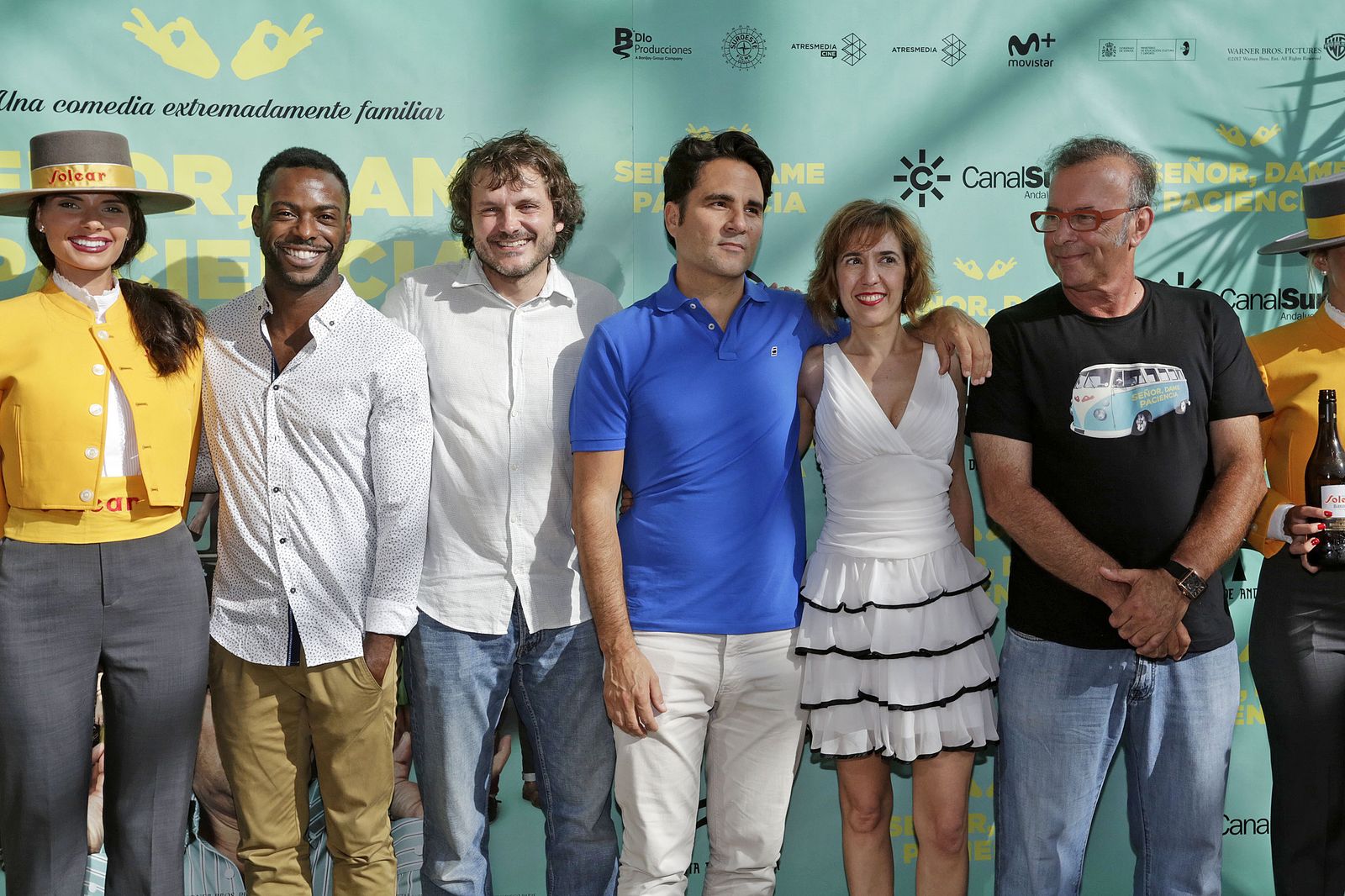 El director del filme, Álvaro Díaz Lorenzo, con los actores Salva Reina y Bore Buika, y con parte del equipo de la película.