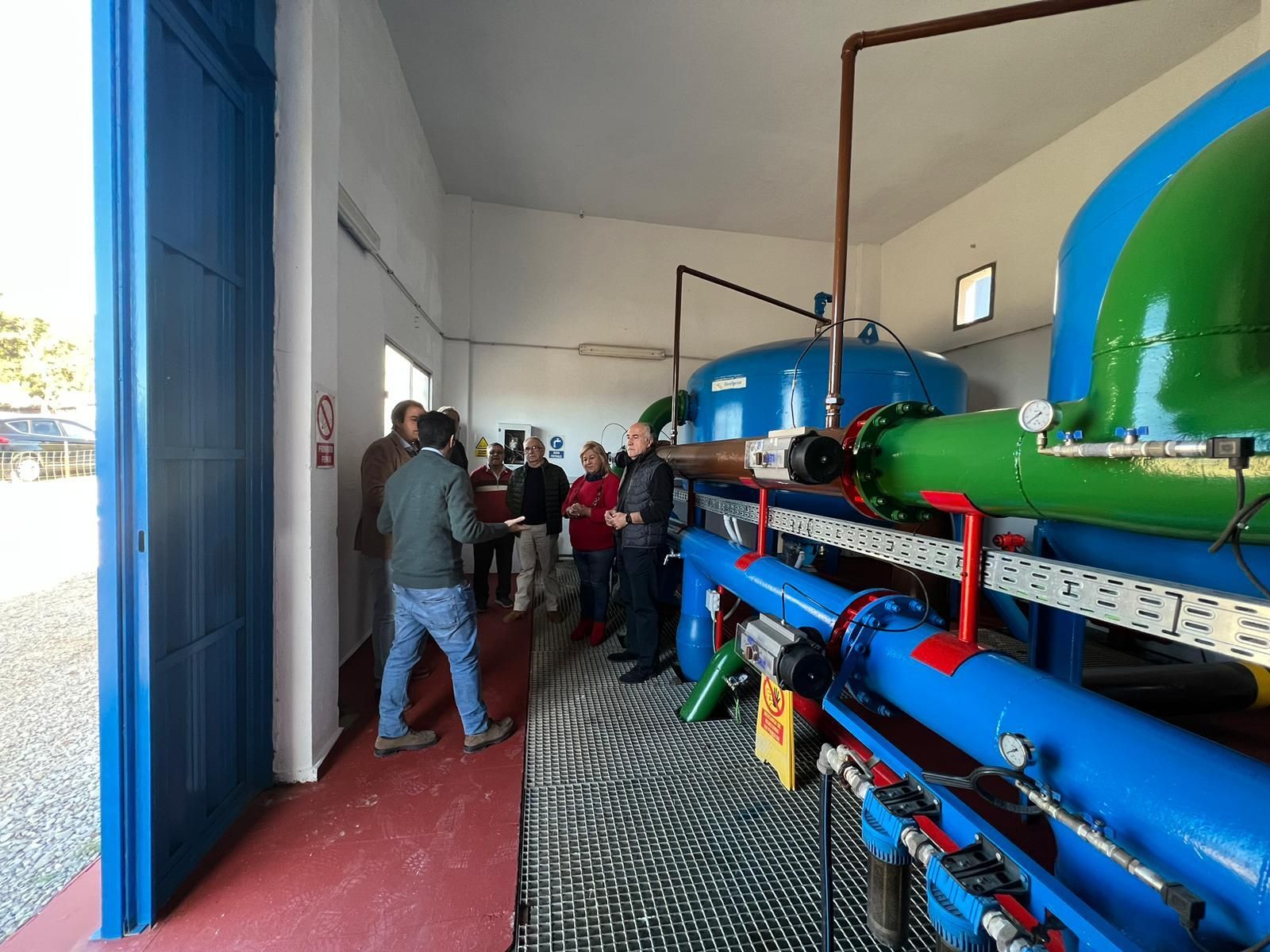 El alcalde, José Ignacio Landaluce, y representantes de las empresa, junto al nuevo filtro.