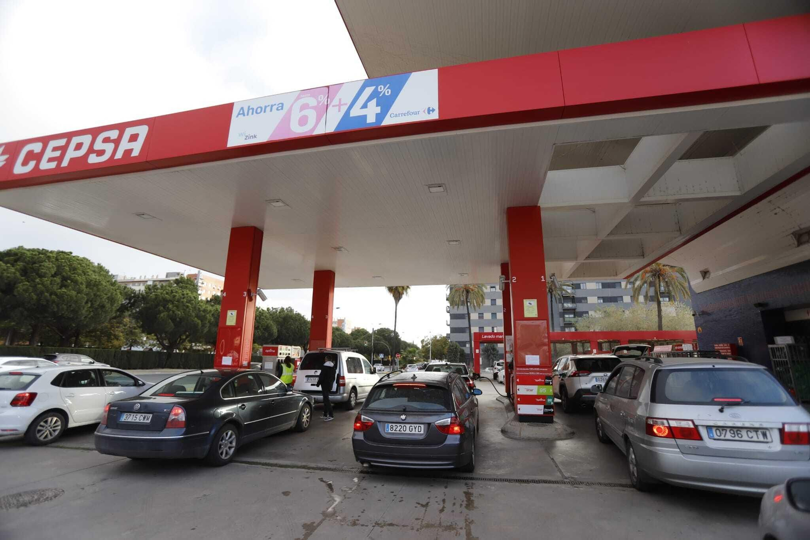 Colas en la gasolinera Cepsa de la avenida de Andalucía.